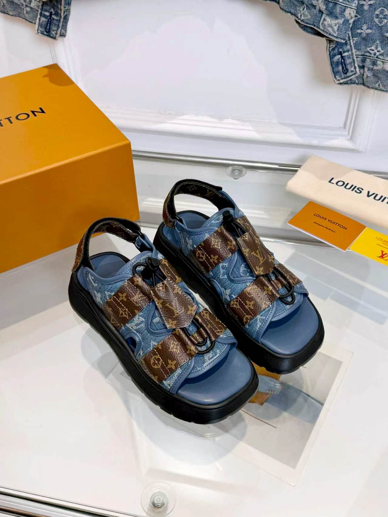 Louis Vuitton Lv凉鞋 驴家2026最新款高端 百搭款 非常包脚 非常好穿 厚底增高显瘦凉鞋 凉鞋以柔软羊皮革塑造潮流动感格调