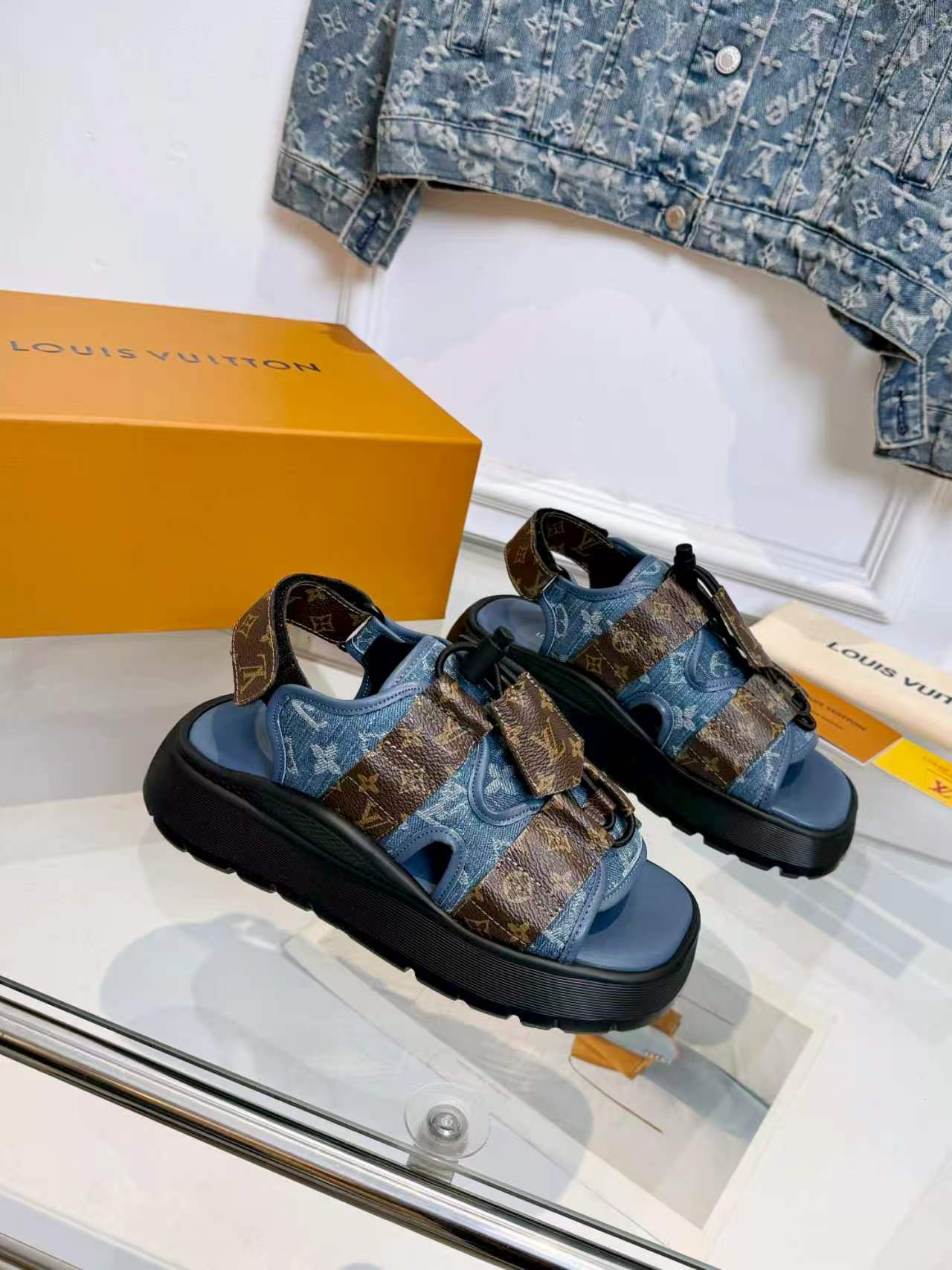 Louis Vuitton Lv凉鞋 驴家2026最新款高端 百搭款 非常包脚 非常好穿 厚底增高显瘦凉鞋 凉鞋以柔软羊皮革塑造潮流动感格调