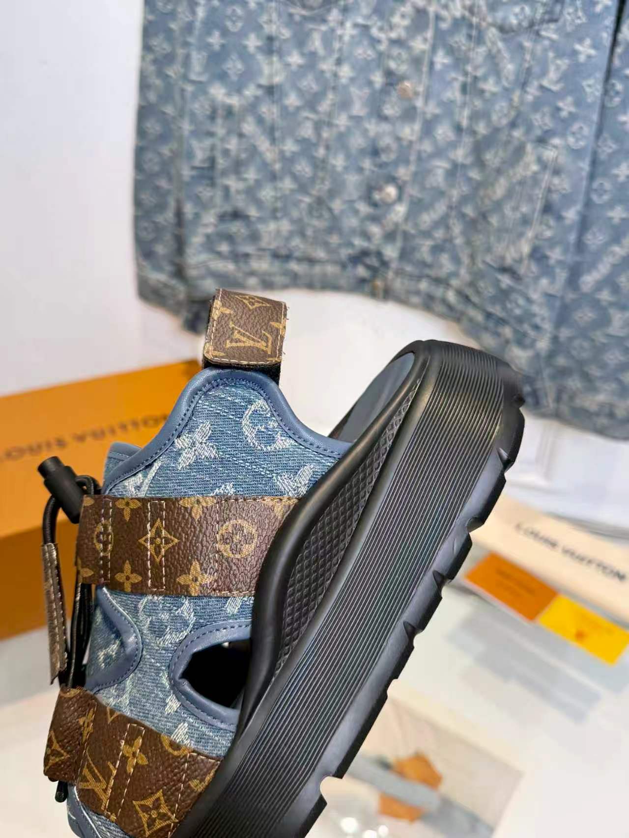 Louis Vuitton Lv凉鞋 驴家2026最新款高端 百搭款 非常包脚 非常好穿 厚底增高显瘦凉鞋 凉鞋以柔软羊皮革塑造潮流动感格调