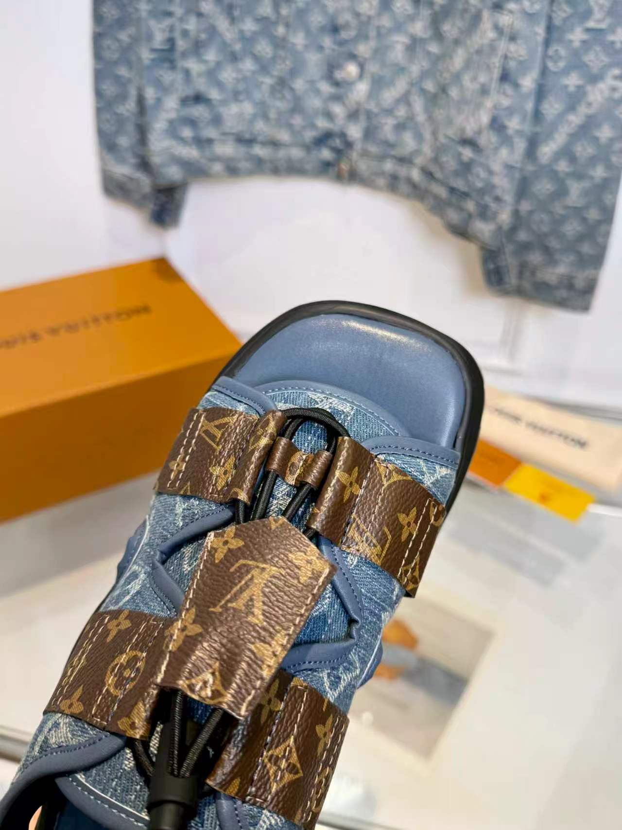Louis Vuitton Lv凉鞋 驴家2026最新款高端 百搭款 非常包脚 非常好穿 厚底增高显瘦凉鞋 凉鞋以柔软羊皮革塑造潮流动感格调