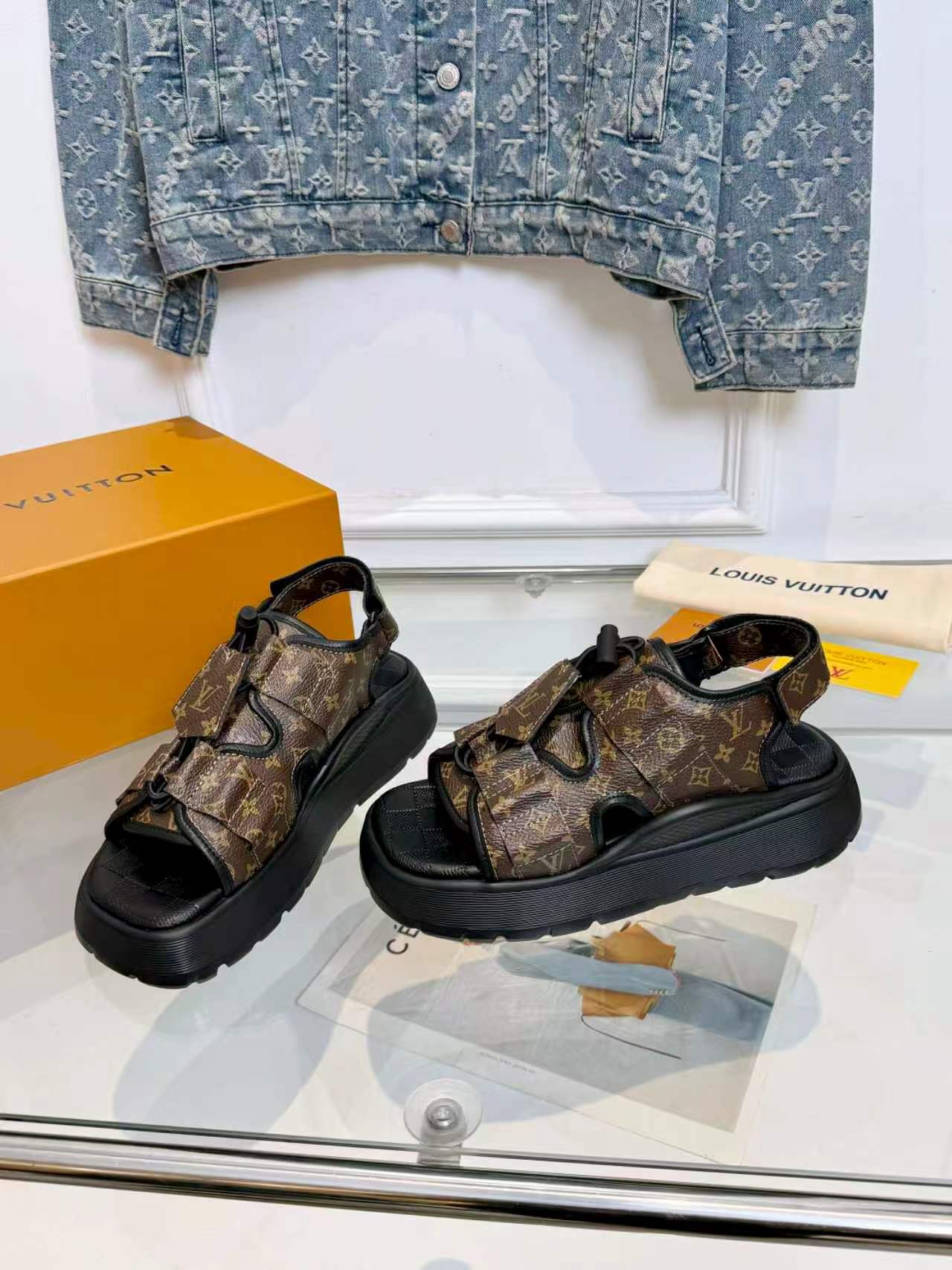 Louis Vuitton Lv凉鞋 驴家2026最新款高端 百搭款 非常包脚 非常好穿 厚底增高显瘦凉鞋 凉鞋以柔软羊皮革塑造潮流动感格调