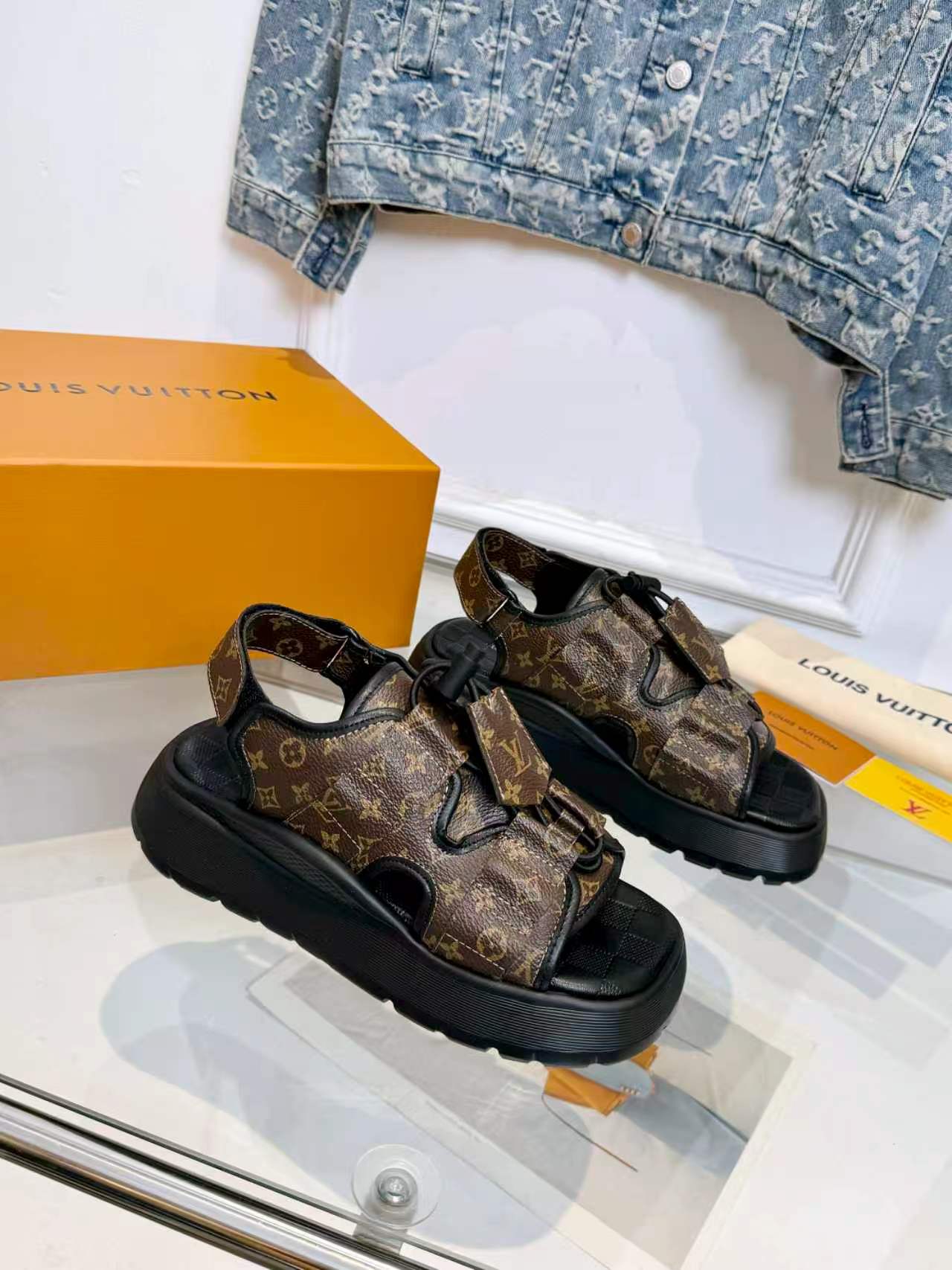 Louis Vuitton Lv凉鞋 驴家2026最新款高端 百搭款 非常包脚 非常好穿 厚底增高显瘦凉鞋 凉鞋以柔软羊皮革塑造潮流动感格调