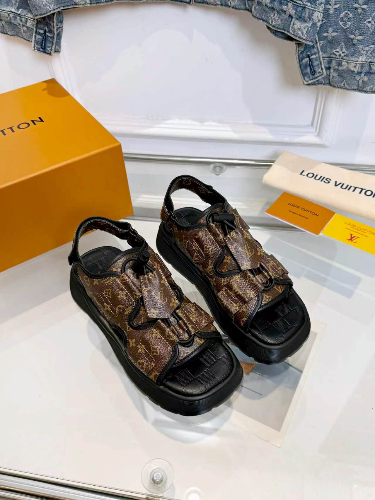 Louis Vuitton Lv凉鞋 驴家2026最新款高端 百搭款 非常包脚 非常好穿 厚底增高显瘦凉鞋 凉鞋以柔软羊皮革塑造潮流动感格调