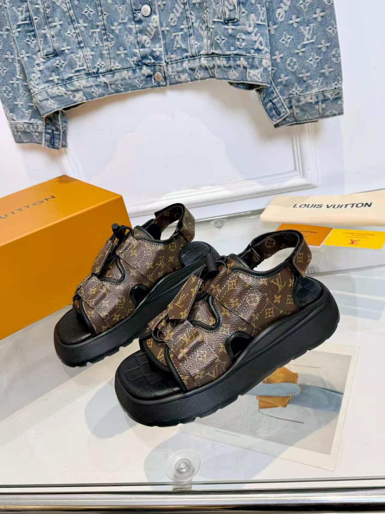 Louis Vuitton Lv凉鞋 驴家2026最新款高端 百搭款 非常包脚 非常好穿 厚底增高显瘦凉鞋 凉鞋以柔软羊皮革塑造潮流动感格调