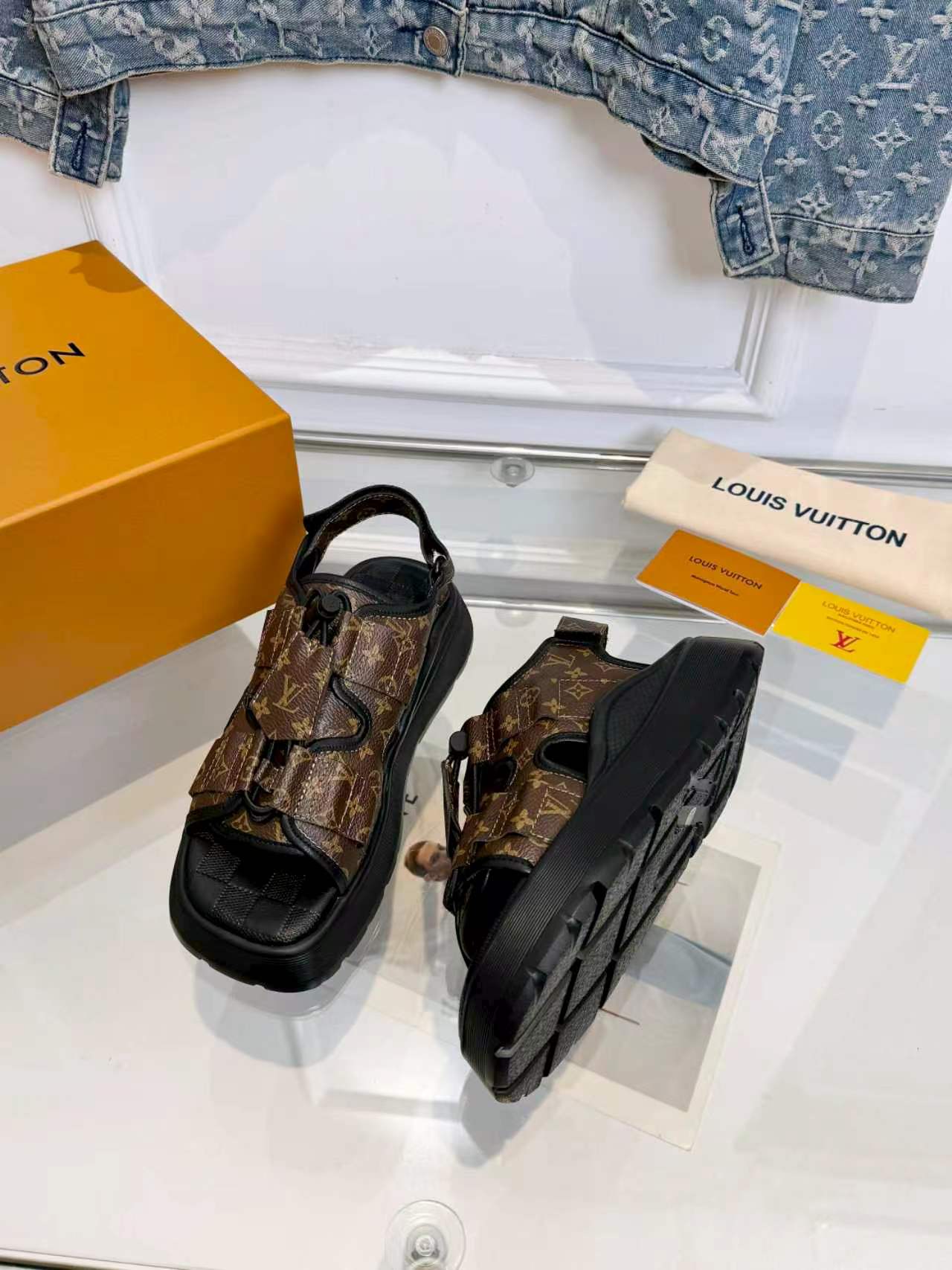 Louis Vuitton Lv凉鞋 驴家2026最新款高端 百搭款 非常包脚 非常好穿 厚底增高显瘦凉鞋 凉鞋以柔软羊皮革塑造潮流动感格调