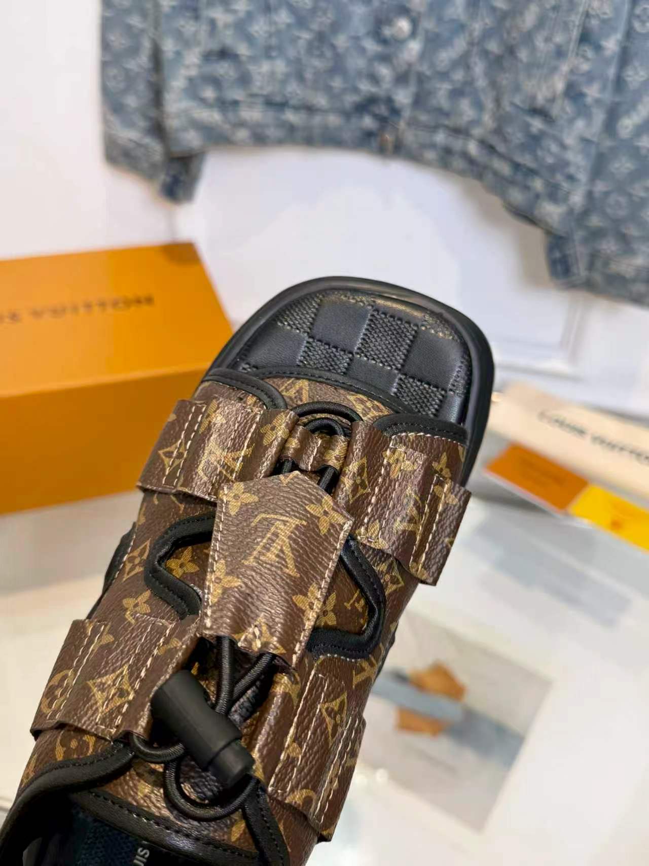 Louis Vuitton Lv凉鞋 驴家2026最新款高端 百搭款 非常包脚 非常好穿 厚底增高显瘦凉鞋 凉鞋以柔软羊皮革塑造潮流动感格调