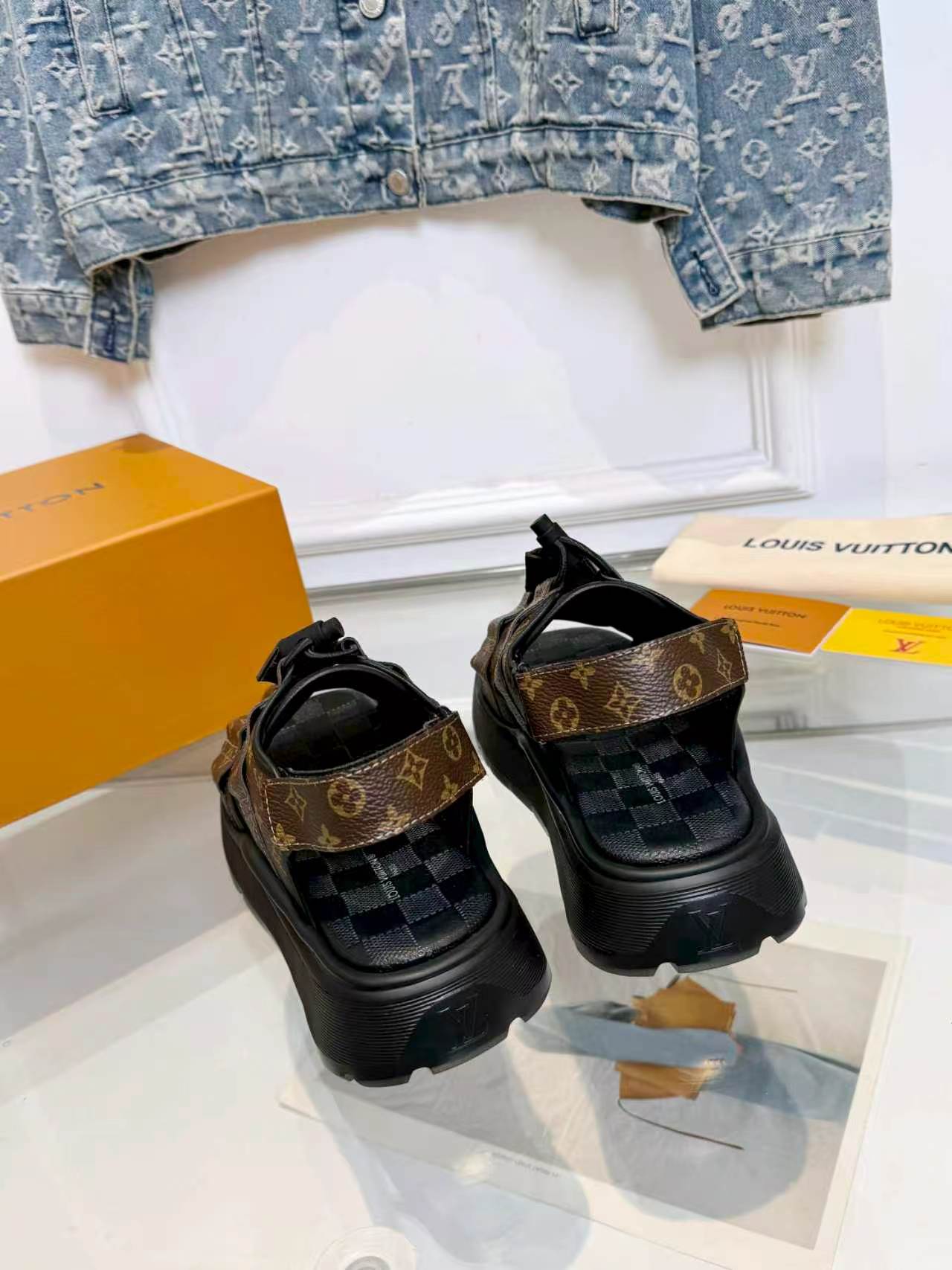 Louis Vuitton Lv凉鞋 驴家2026最新款高端 百搭款 非常包脚 非常好穿 厚底增高显瘦凉鞋 凉鞋以柔软羊皮革塑造潮流动感格调