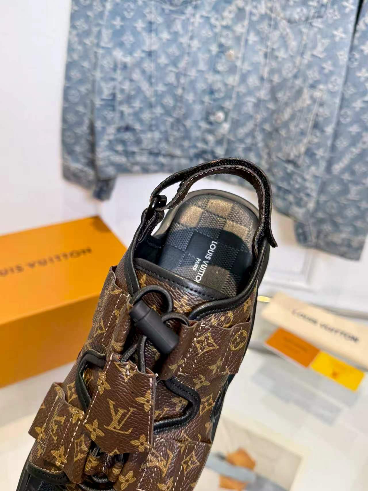 Louis Vuitton Lv凉鞋 驴家2026最新款高端 百搭款 非常包脚 非常好穿 厚底增高显瘦凉鞋 凉鞋以柔软羊皮革塑造潮流动感格调