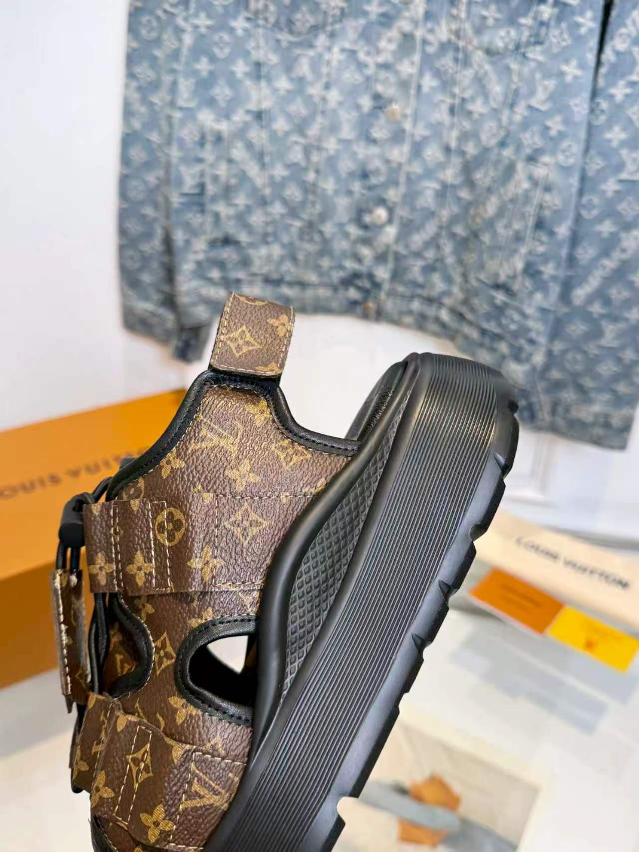 Louis Vuitton Lv凉鞋 驴家2026最新款高端 百搭款 非常包脚 非常好穿 厚底增高显瘦凉鞋 凉鞋以柔软羊皮革塑造潮流动感格调
