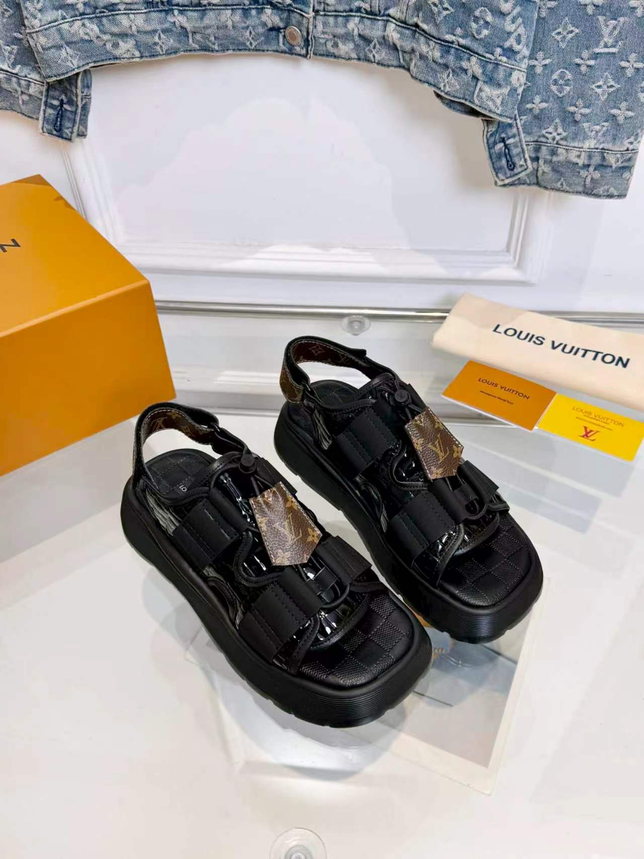 Louis Vuitton Lv凉鞋 驴家2026最新款高端 百搭款 非常包脚 非常好穿 厚底增高显瘦凉鞋 凉鞋以柔软羊皮革塑造潮流动感格调