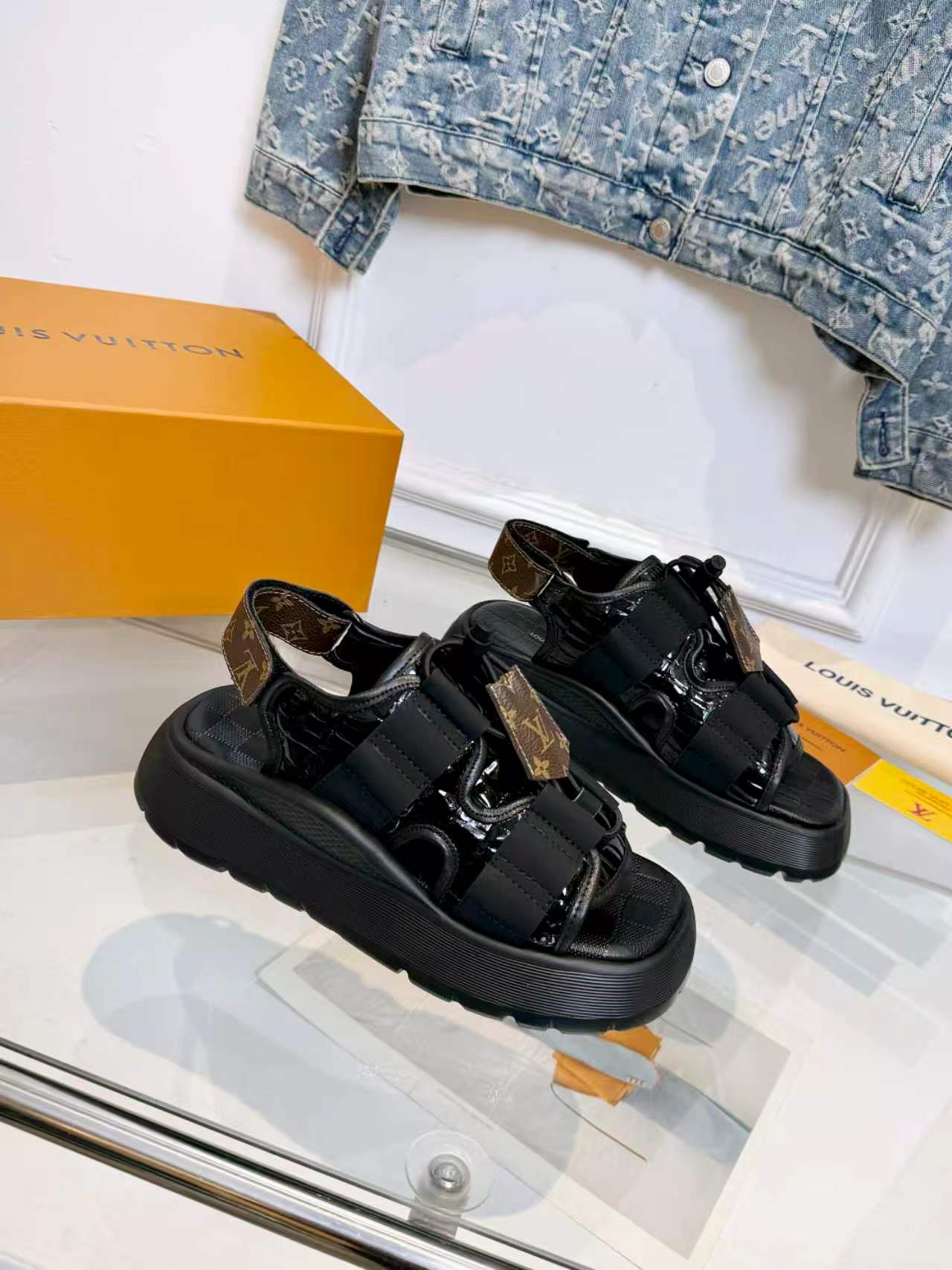 Louis Vuitton Lv凉鞋 驴家2026最新款高端 百搭款 非常包脚 非常好穿 厚底增高显瘦凉鞋 凉鞋以柔软羊皮革塑造潮流动感格调