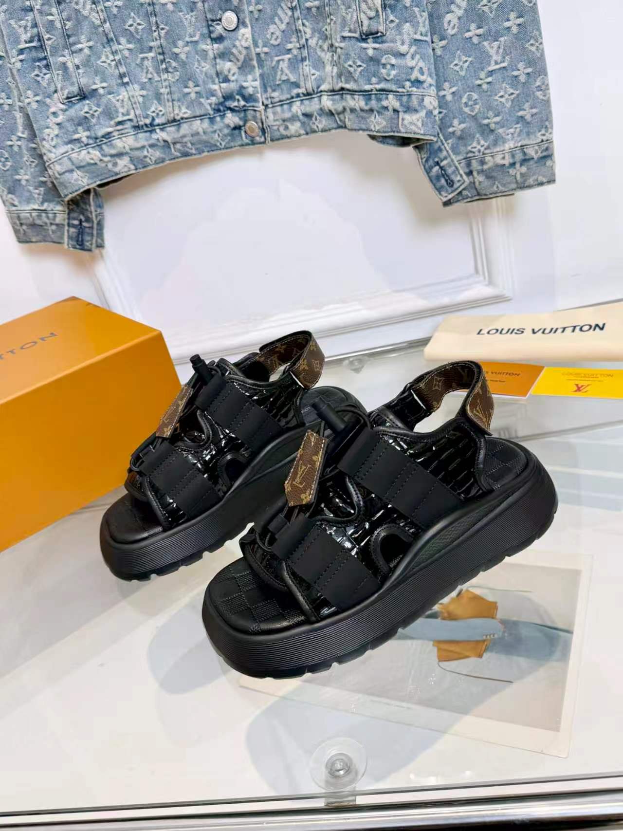 Louis Vuitton Lv凉鞋 驴家2026最新款高端 百搭款 非常包脚 非常好穿 厚底增高显瘦凉鞋 凉鞋以柔软羊皮革塑造潮流动感格调