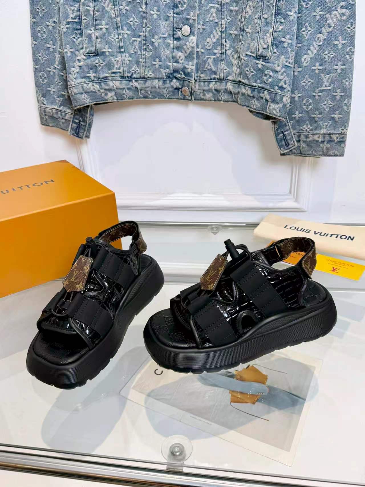 Louis Vuitton Lv凉鞋 驴家2026最新款高端 百搭款 非常包脚 非常好穿 厚底增高显瘦凉鞋 凉鞋以柔软羊皮革塑造潮流动感格调