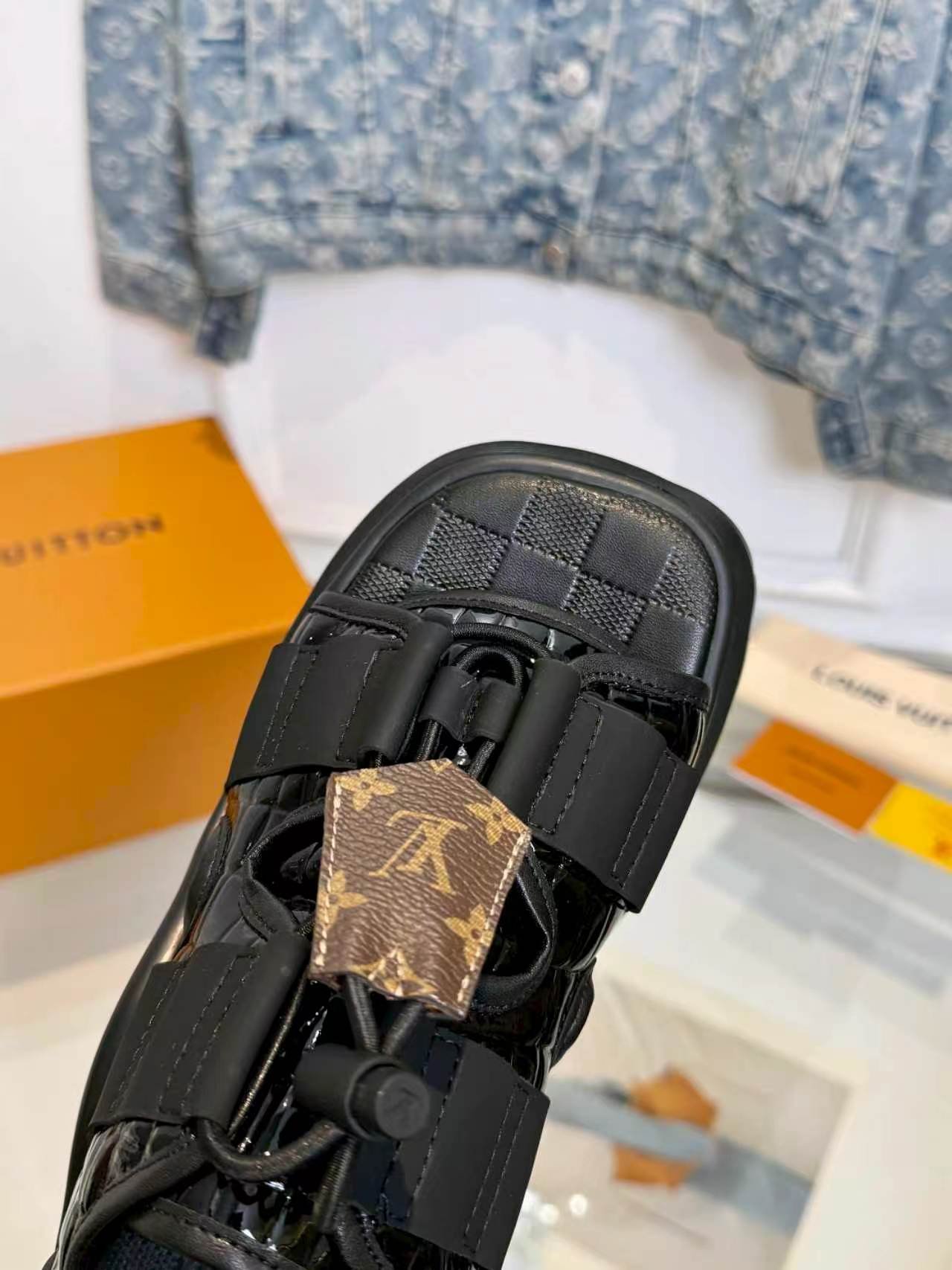 Louis Vuitton Lv凉鞋 驴家2026最新款高端 百搭款 非常包脚 非常好穿 厚底增高显瘦凉鞋 凉鞋以柔软羊皮革塑造潮流动感格调