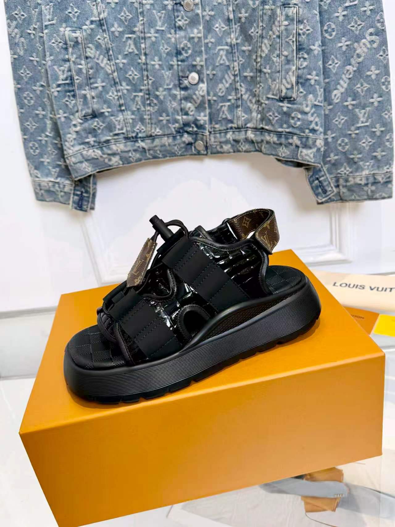 Louis Vuitton Lv凉鞋 驴家2026最新款高端 百搭款 非常包脚 非常好穿 厚底增高显瘦凉鞋 凉鞋以柔软羊皮革塑造潮流动感格调