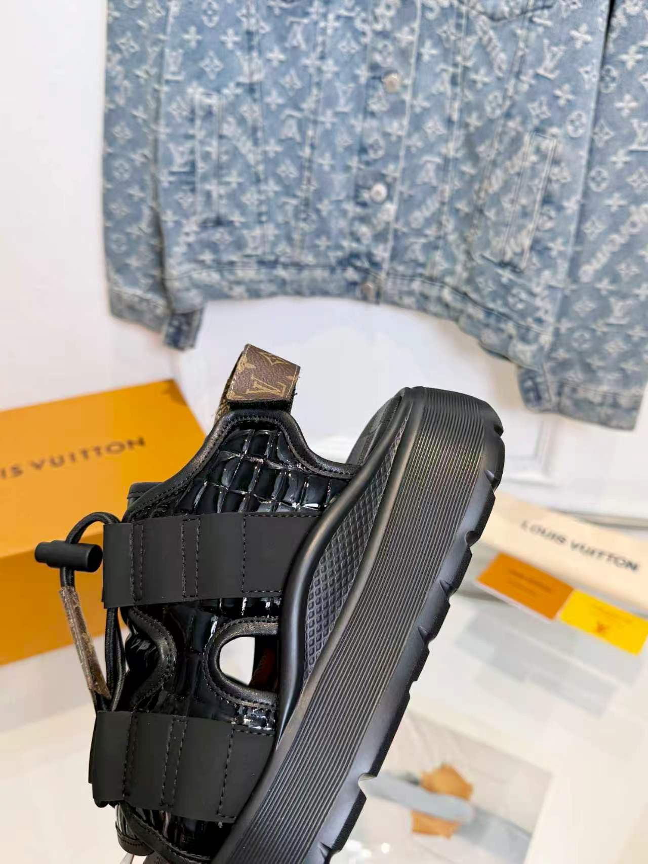 Louis Vuitton Lv凉鞋 驴家2026最新款高端 百搭款 非常包脚 非常好穿 厚底增高显瘦凉鞋 凉鞋以柔软羊皮革塑造潮流动感格调