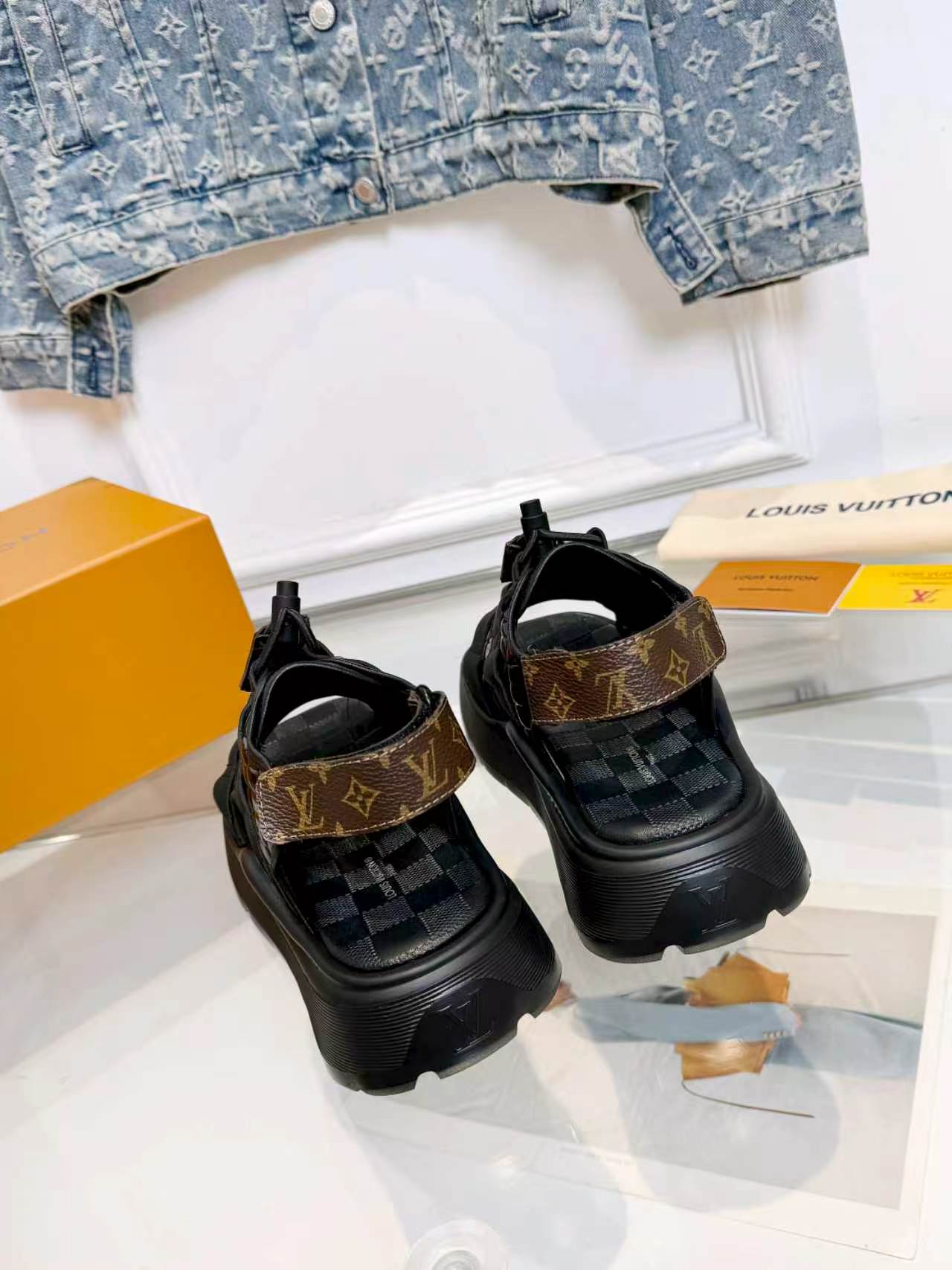 Louis Vuitton Lv凉鞋 驴家2026最新款高端 百搭款 非常包脚 非常好穿 厚底增高显瘦凉鞋 凉鞋以柔软羊皮革塑造潮流动感格调