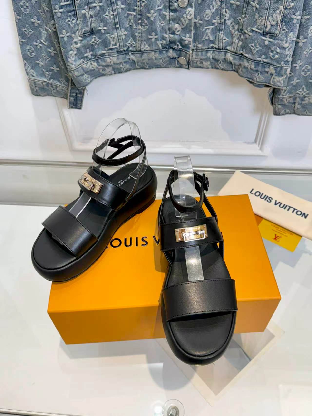 NO:889046,Purchasing agent level, original catwalk model Louis Vitiaton new arrival ~ LV spring and summer thick-soled edged water platform sandals. The cowhide rivet material with tannin color is sexy and comfortable, and has full emotional value that summer shoes can give. The shape of the sandals is also very clever and good-looking!  Sheepskin lining, 5 cm thick sole, Size35-43, slippers and sandals, louis vuitton, louis vuitton, sandals, slippers, cowhide, sheepskin19860909代购级,原版走秀款 Louis Vitiaton new arrival～LV春夏厚底包边水台凉鞋.单宁色搭配的牛皮铆钉材质,性感舒适,拉满了夏日美鞋能给的满分情绪价值.凉鞋的造型也很乖巧好看呀！ 羊皮内里,增高厚底5公分 Size35-43,拖鞋凉鞋,louis vuitton,louis vuitton,sandals,slippers,cowhide,sheepskin,Women's Shoes