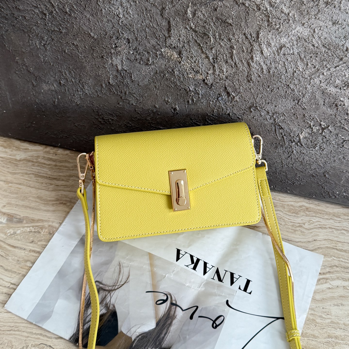 Elegante Bolso Cruzado Amarillo Limón con Correa Ajustable y Cierre Dorado