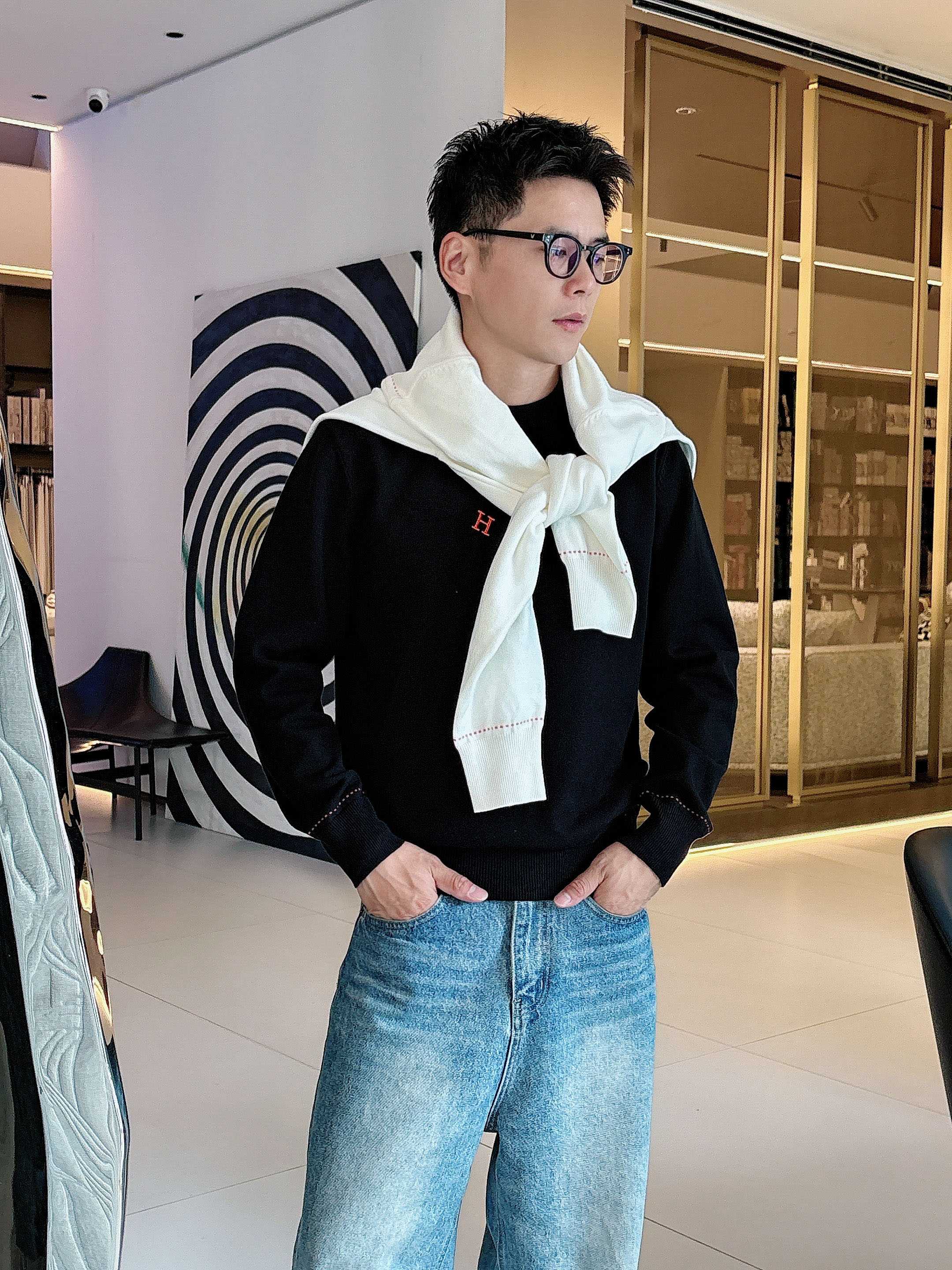 💐爱马仕 2025秋冬羊毛混纺圆领针织毛衣，采用进口定制纱线，上身舒适保暖，专柜同步在售。三标齐全。码数