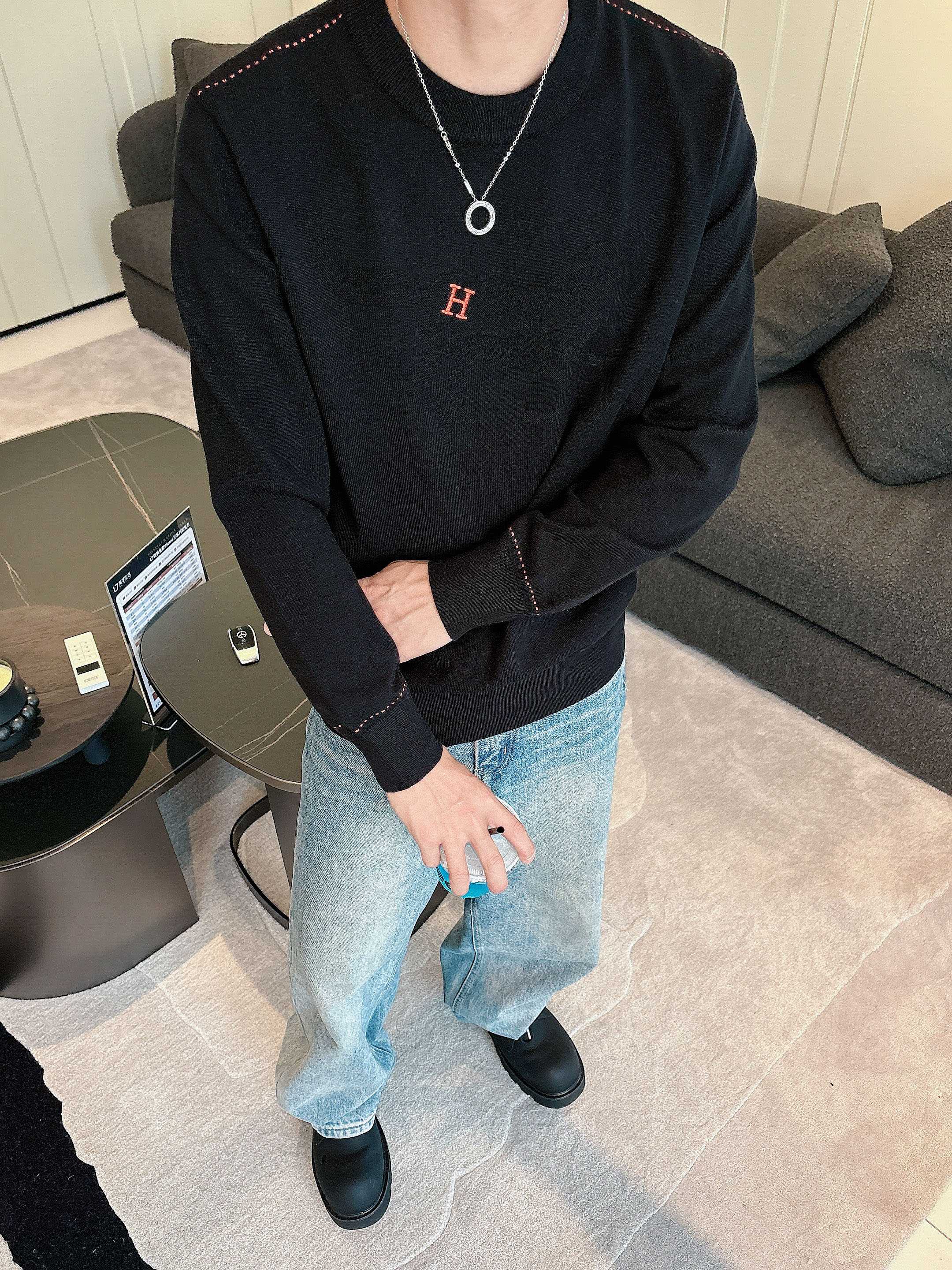 💐爱马仕 2025秋冬羊毛混纺圆领针织毛衣，采用进口定制纱线，上身舒适保暖，专柜同步在售。三标齐全。码数