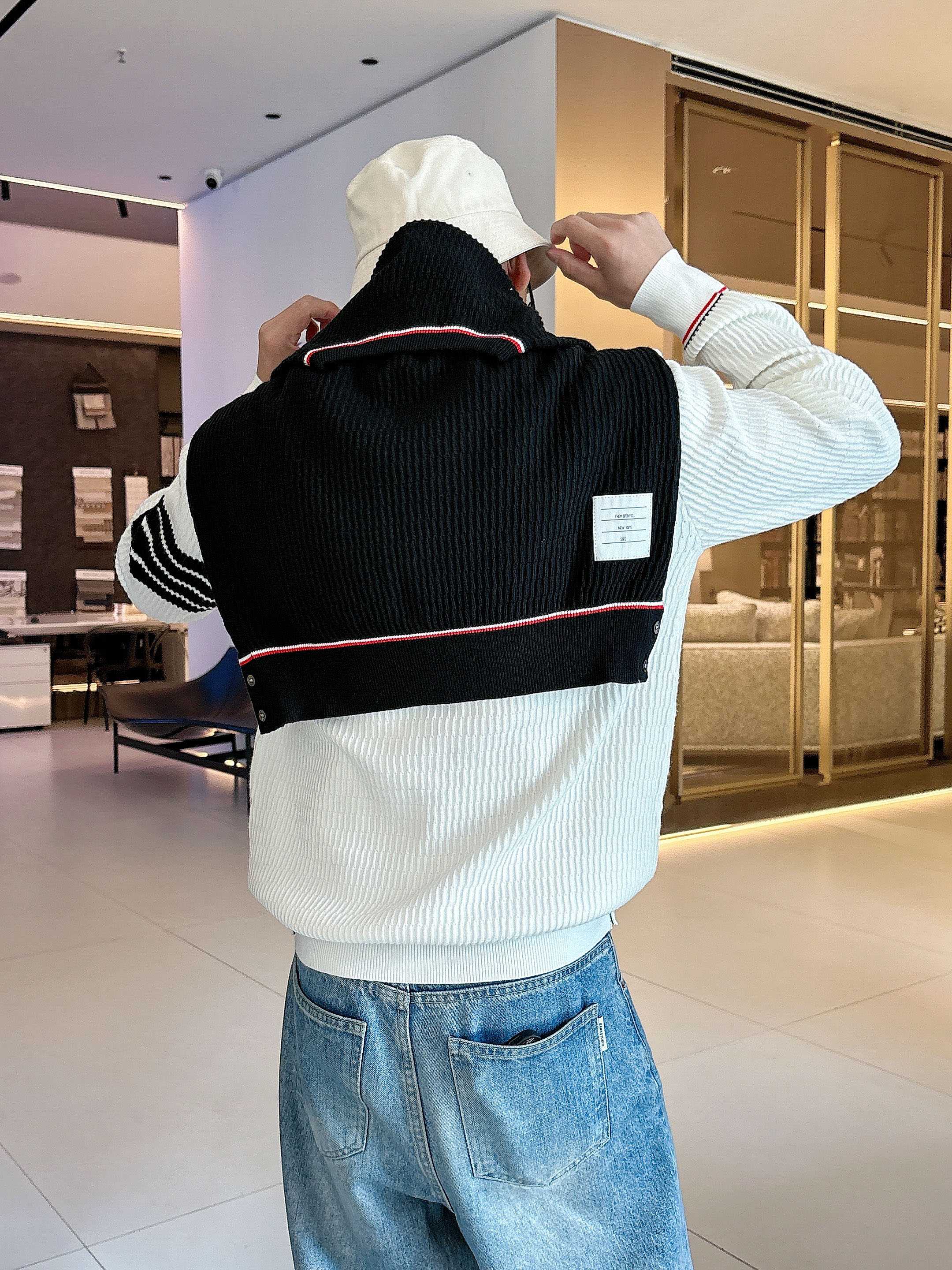 💐Tb 2025秋冬羊毛混纺圆领针织毛衣，采用进口定制纱线，上身舒适保暖，专柜同步在售。三标齐全。码数: