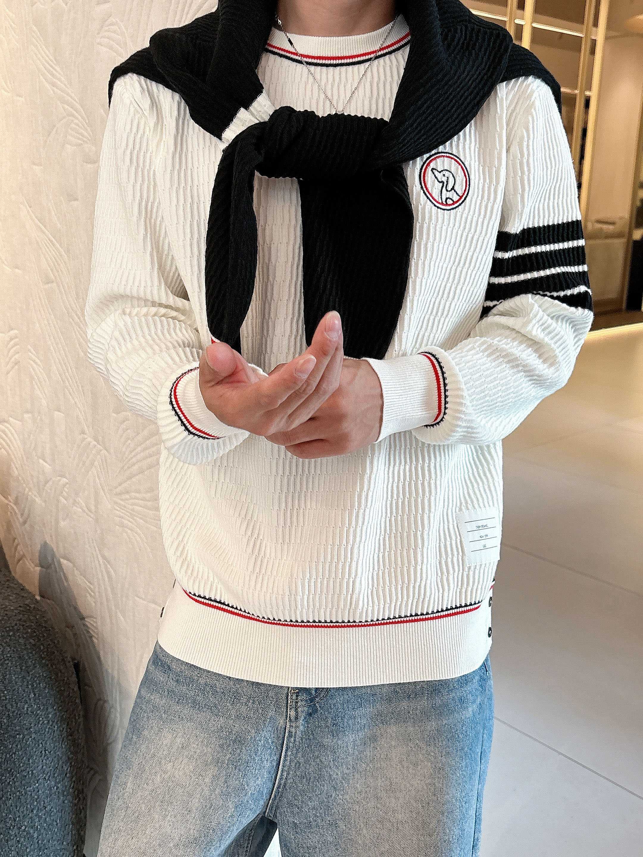 💐Tb 2025秋冬羊毛混纺圆领针织毛衣，采用进口定制纱线，上身舒适保暖，专柜同步在售。三标齐全。码数: