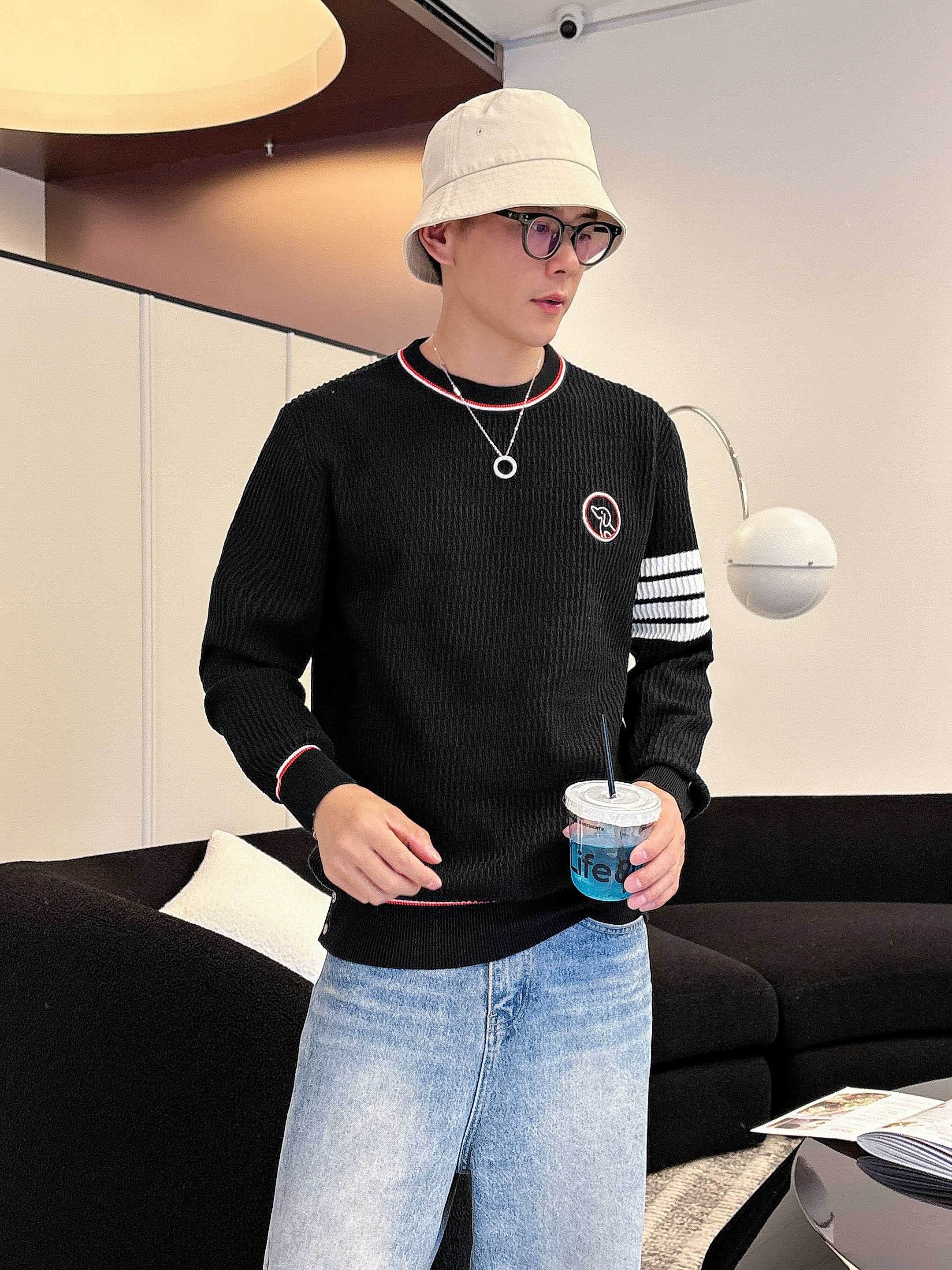 💐Tb 2025秋冬羊毛混纺圆领针织毛衣，采用进口定制纱线，上身舒适保暖，专柜同步在售。三标齐全。码数: