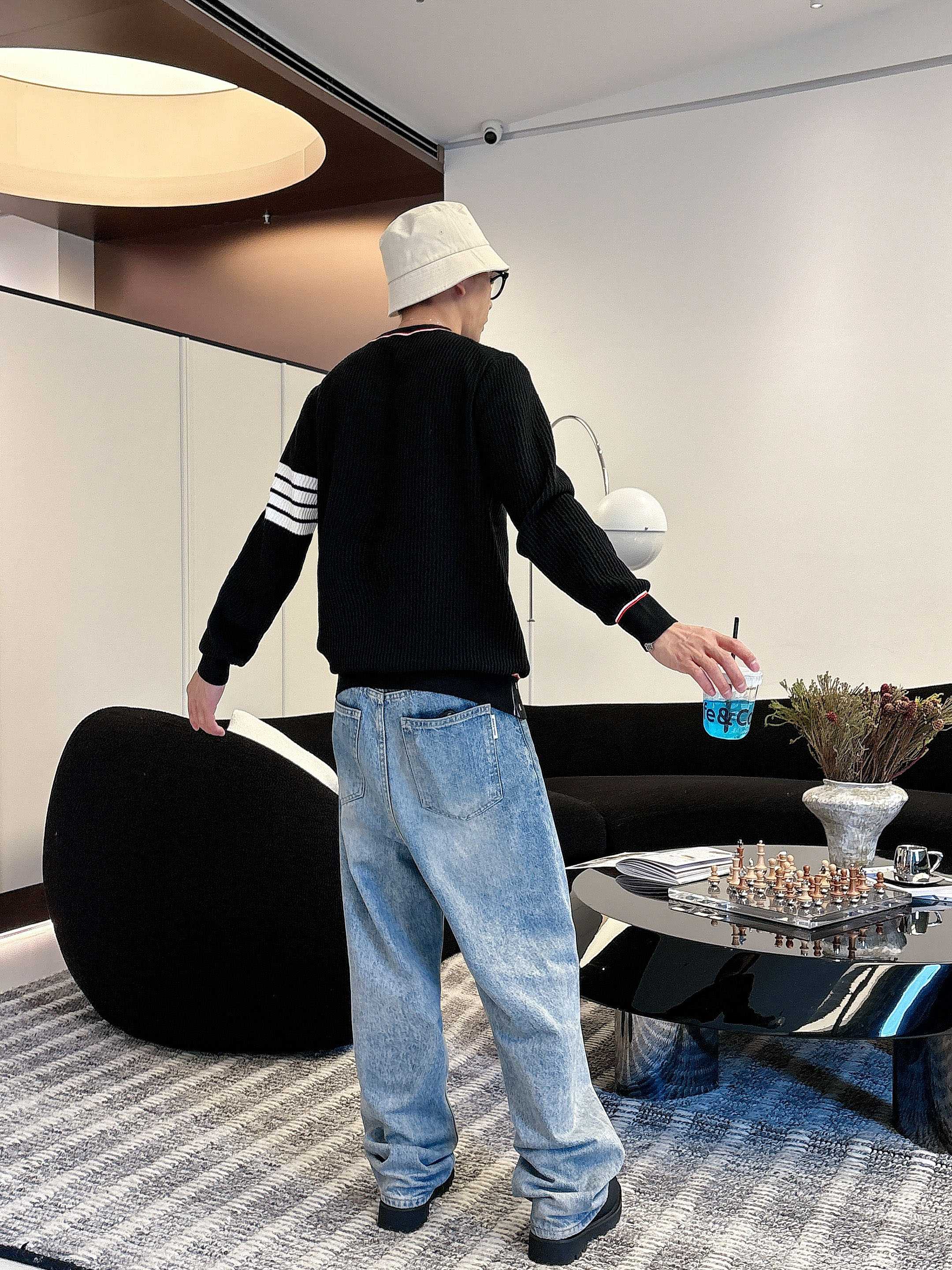 💐Tb 2025秋冬羊毛混纺圆领针织毛衣，采用进口定制纱线，上身舒适保暖，专柜同步在售。三标齐全。码数: