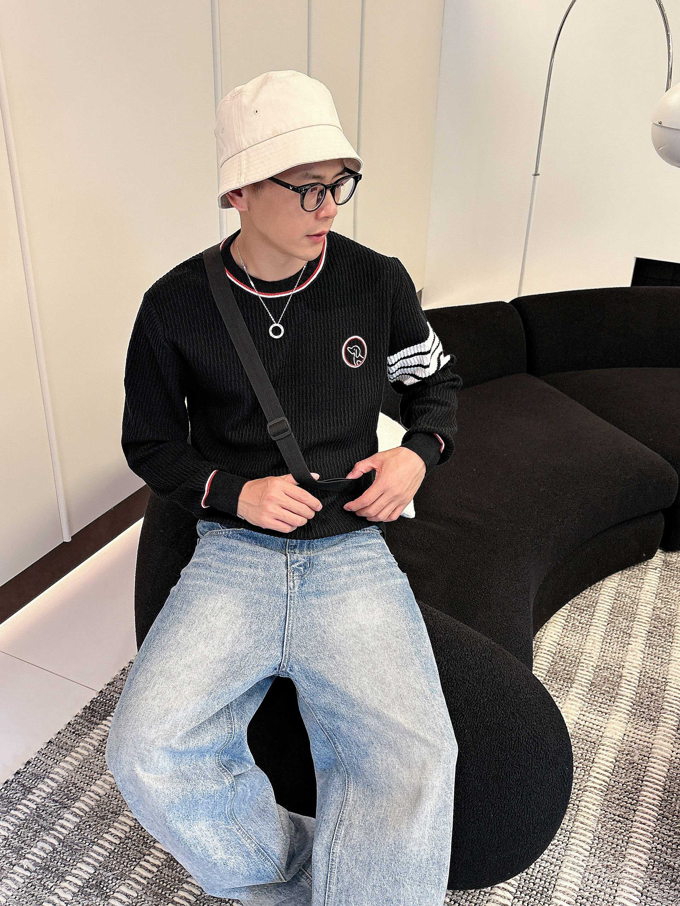 💐Tb 2025秋冬羊毛混纺圆领针织毛衣，采用进口定制纱线，上身舒适保暖，专柜同步在售。三标齐全。码数: