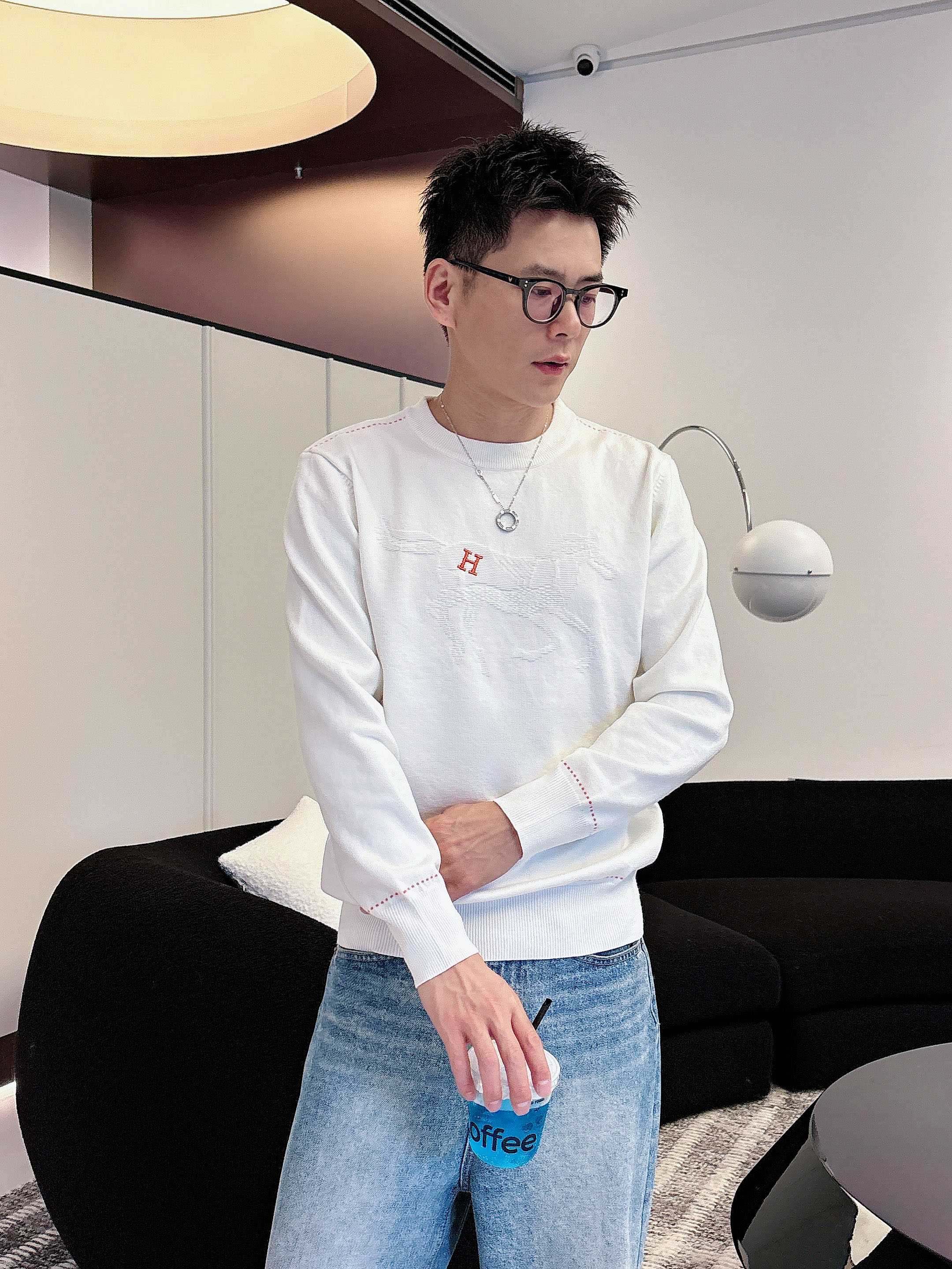 💐爱马仕 2025秋冬羊毛混纺圆领针织毛衣，采用进口定制纱线，上身舒适保暖，专柜同步在售。三标齐全。码数