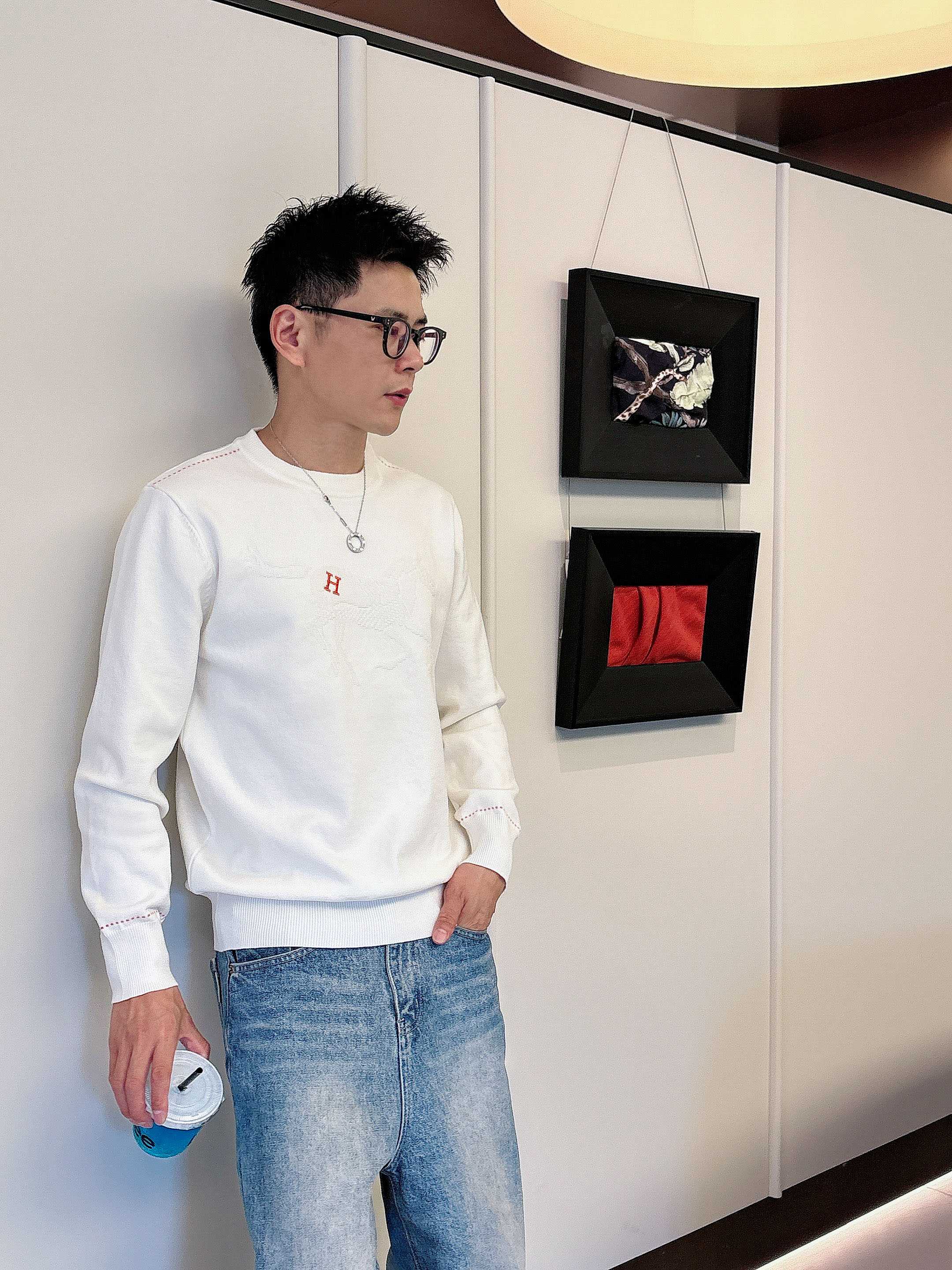 💐爱马仕 2025秋冬羊毛混纺圆领针织毛衣，采用进口定制纱线，上身舒适保暖，专柜同步在售。三标齐全。码数