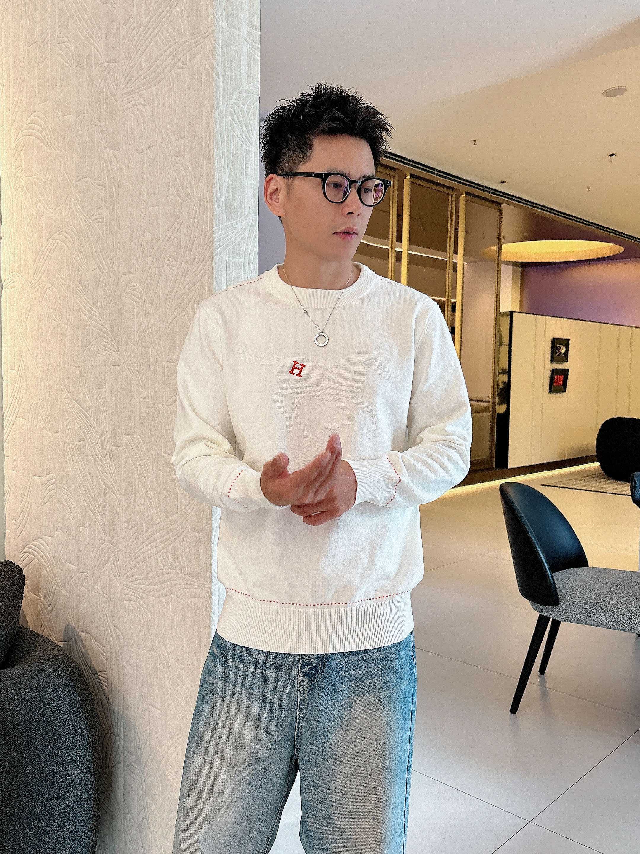 💐爱马仕 2025秋冬羊毛混纺圆领针织毛衣，采用进口定制纱线，上身舒适保暖，专柜同步在售。三标齐全。码数