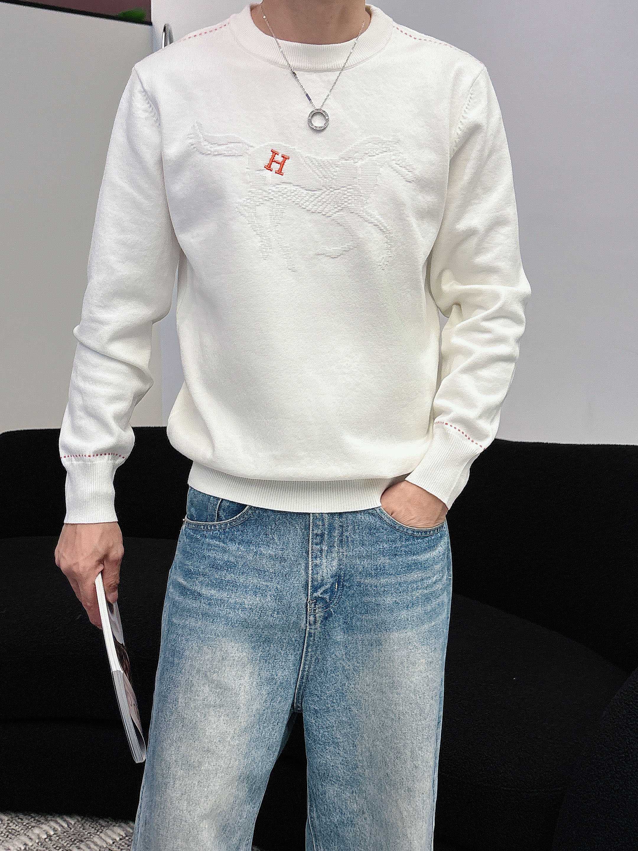 💐爱马仕 2025秋冬羊毛混纺圆领针织毛衣，采用进口定制纱线，上身舒适保暖，专柜同步在售。三标齐全。码数