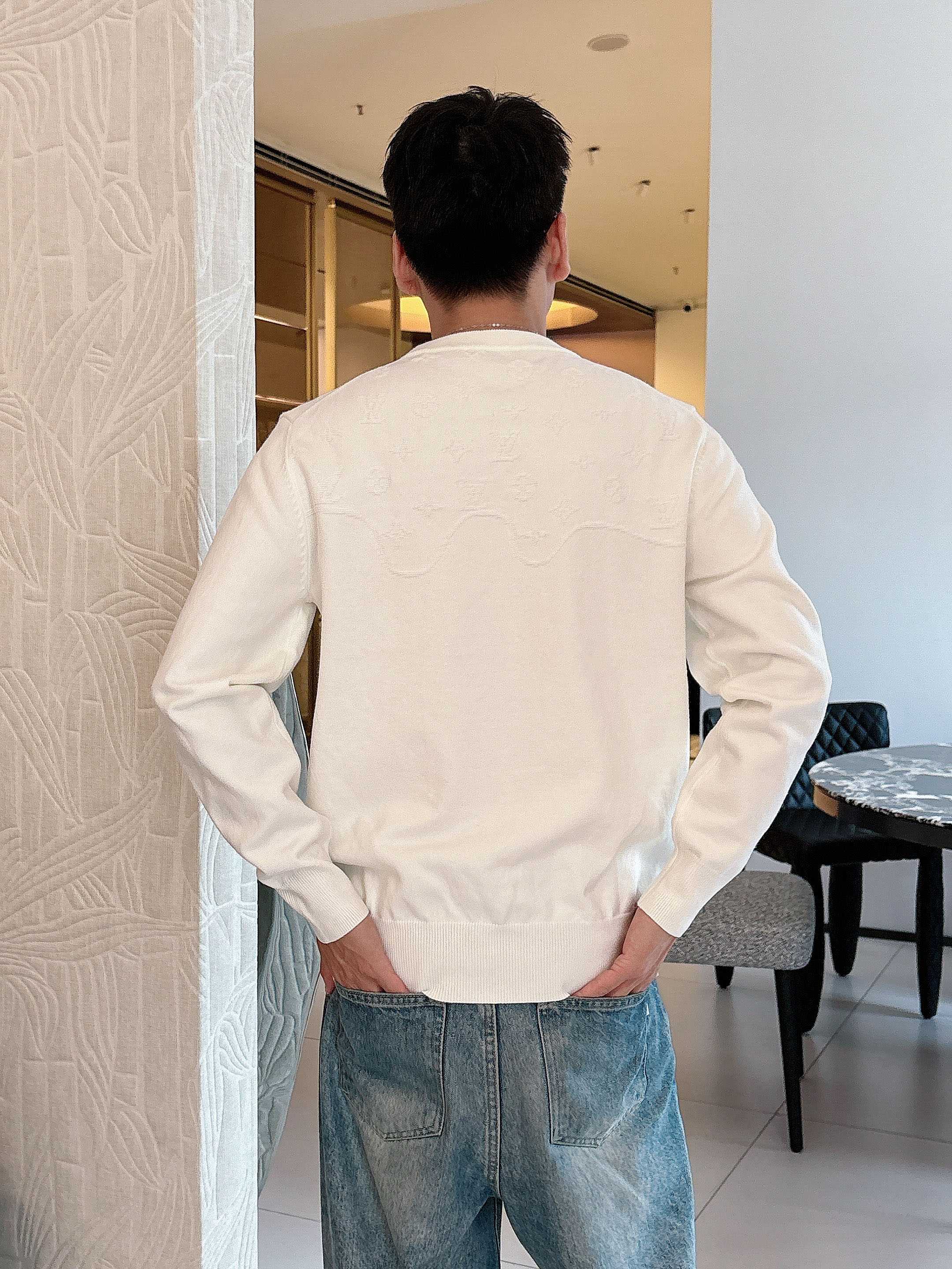 💐Lv 2025秋冬羊毛混纺圆领针织毛衣，采用进口定制纱线，上身舒适保暖，专柜同步在售。三标齐全。码数: