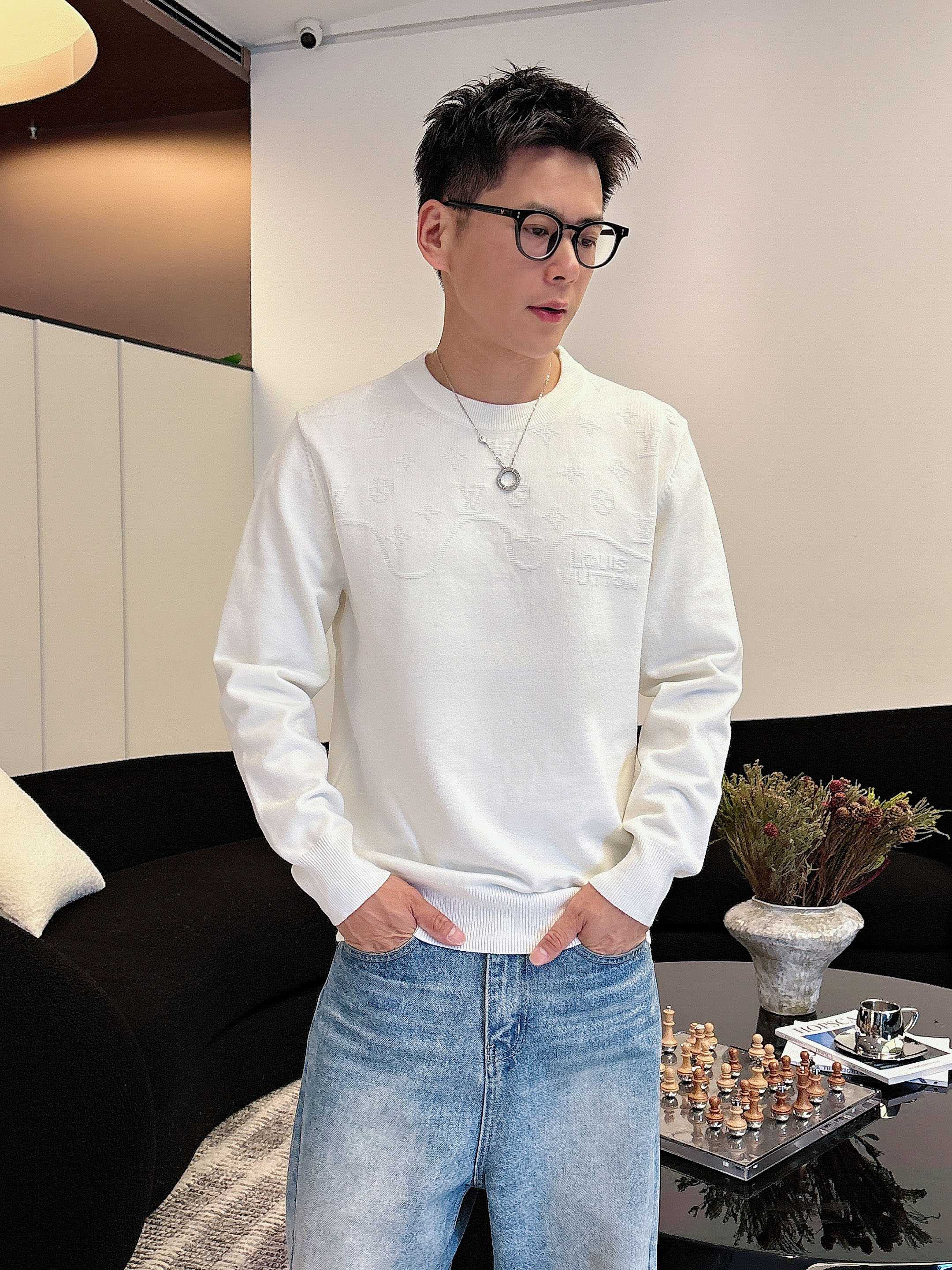 💐Lv 2025秋冬羊毛混纺圆领针织毛衣，采用进口定制纱线，上身舒适保暖，专柜同步在售。三标齐全。码数: