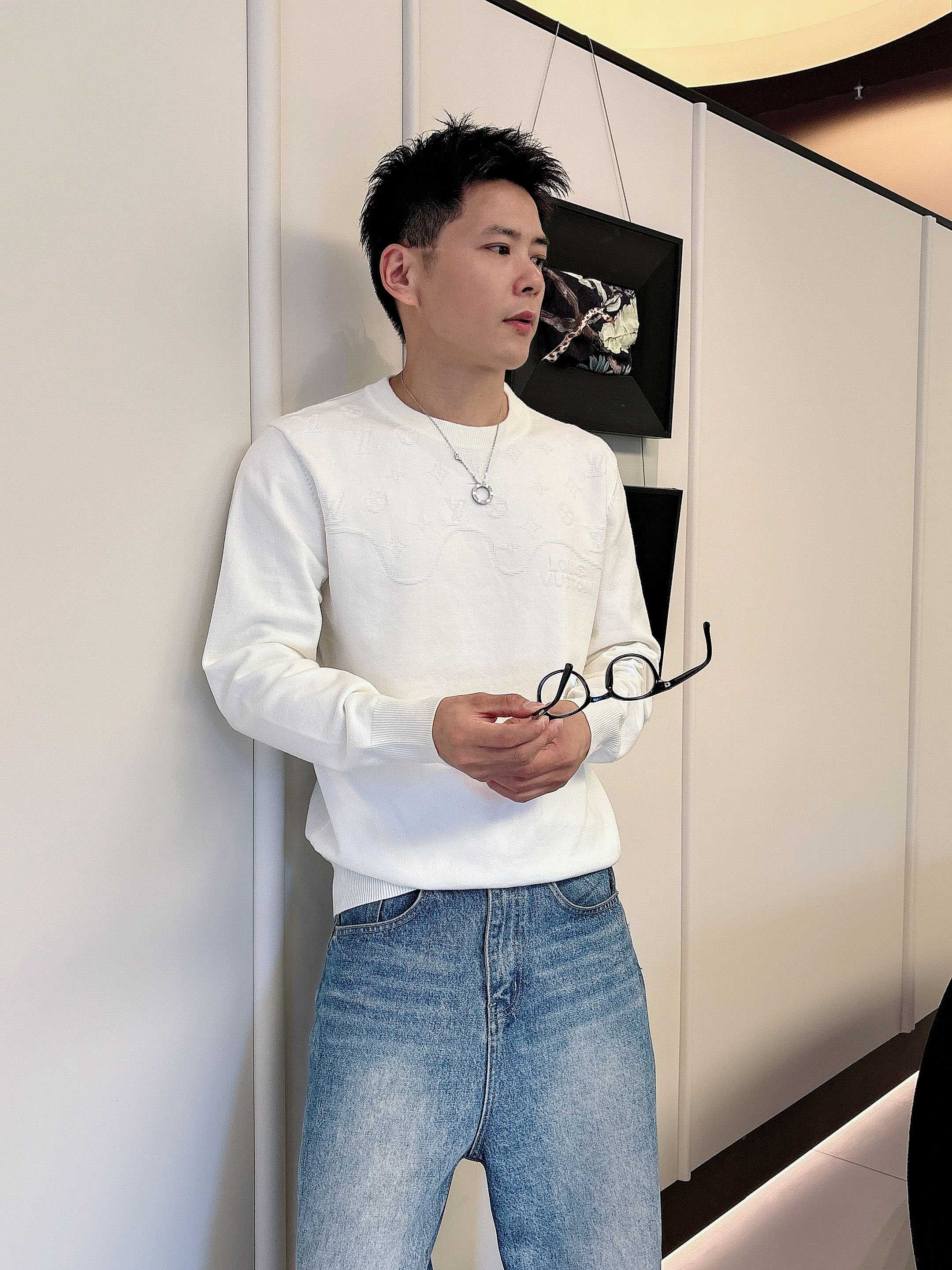 💐Lv 2025秋冬羊毛混纺圆领针织毛衣，采用进口定制纱线，上身舒适保暖，专柜同步在售。三标齐全。码数: