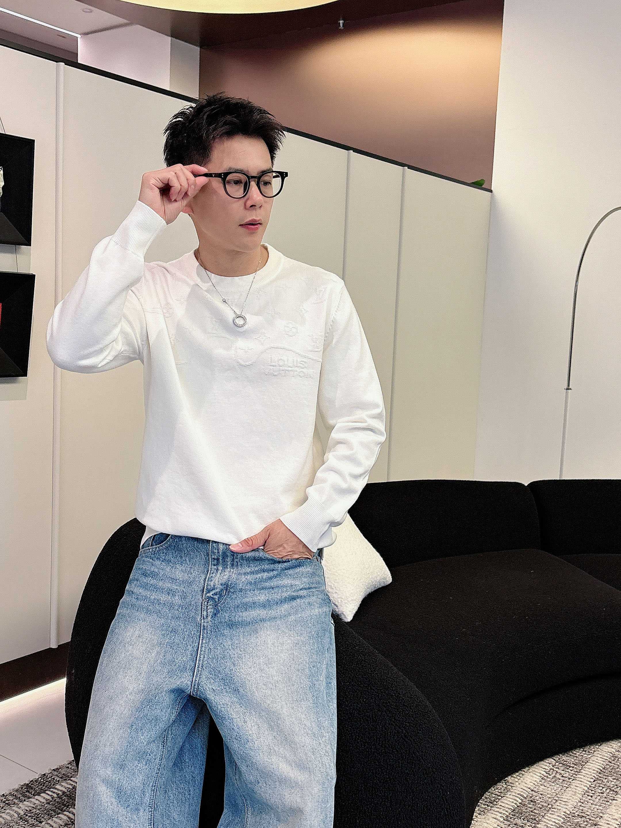 💐Lv 2025秋冬羊毛混纺圆领针织毛衣，采用进口定制纱线，上身舒适保暖，专柜同步在售。三标齐全。码数: