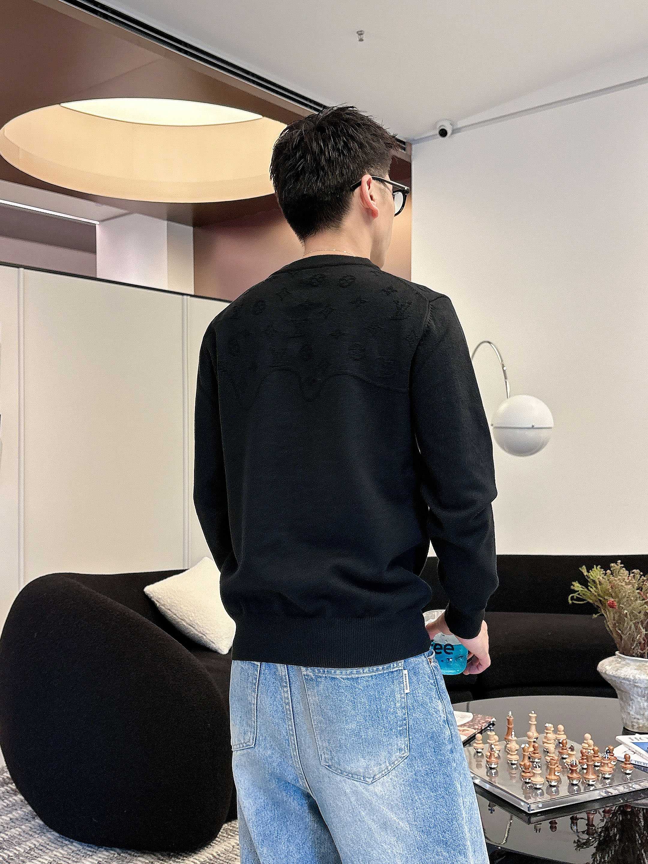 💐Lv 2025秋冬羊毛混纺圆领针织毛衣，采用进口定制纱线，上身舒适保暖，专柜同步在售。三标齐全。码数: