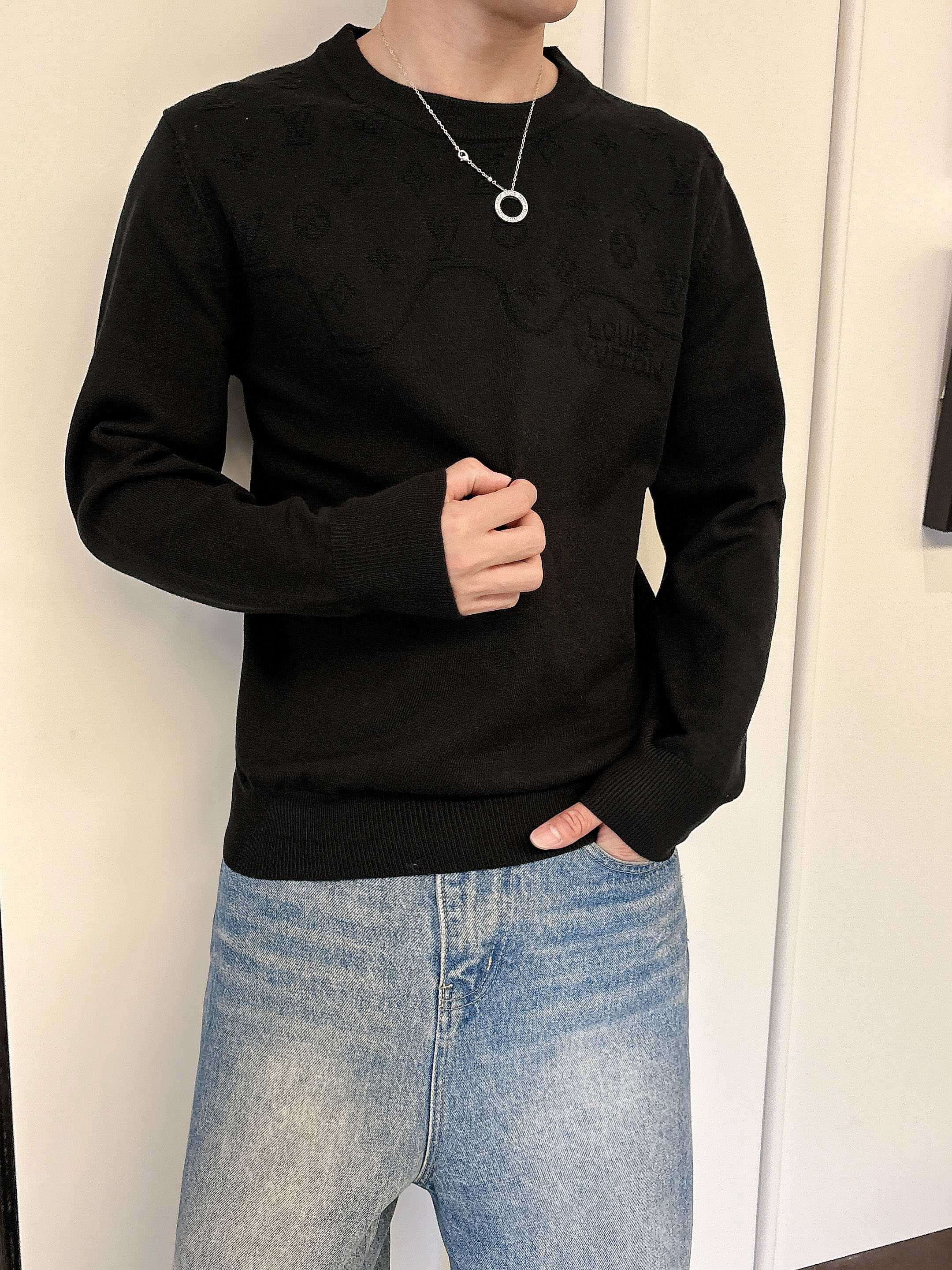 💐Lv 2025秋冬羊毛混纺圆领针织毛衣，采用进口定制纱线，上身舒适保暖，专柜同步在售。三标齐全。码数: