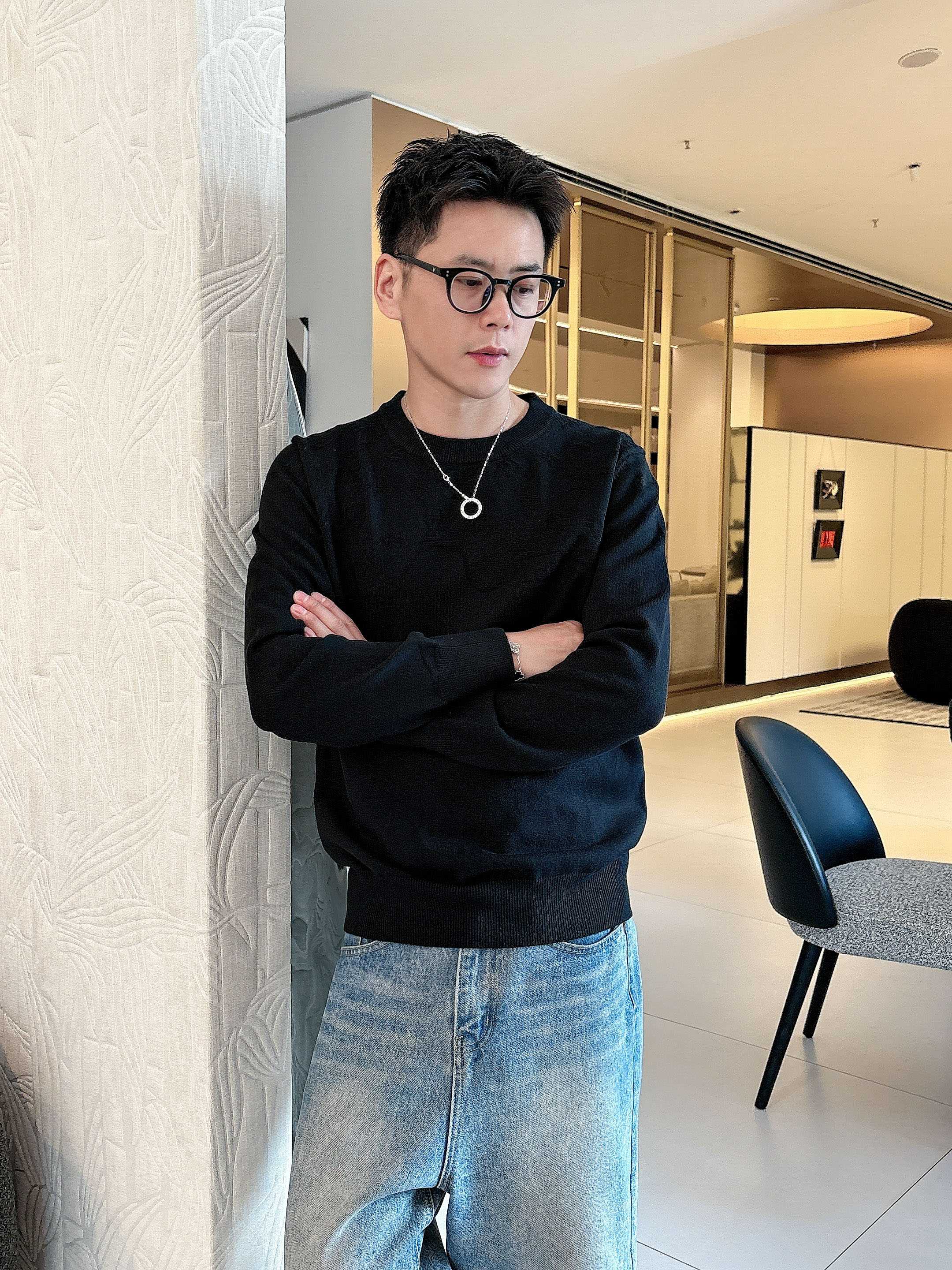 💐Lv 2025秋冬羊毛混纺圆领针织毛衣，采用进口定制纱线，上身舒适保暖，专柜同步在售。三标齐全。码数: