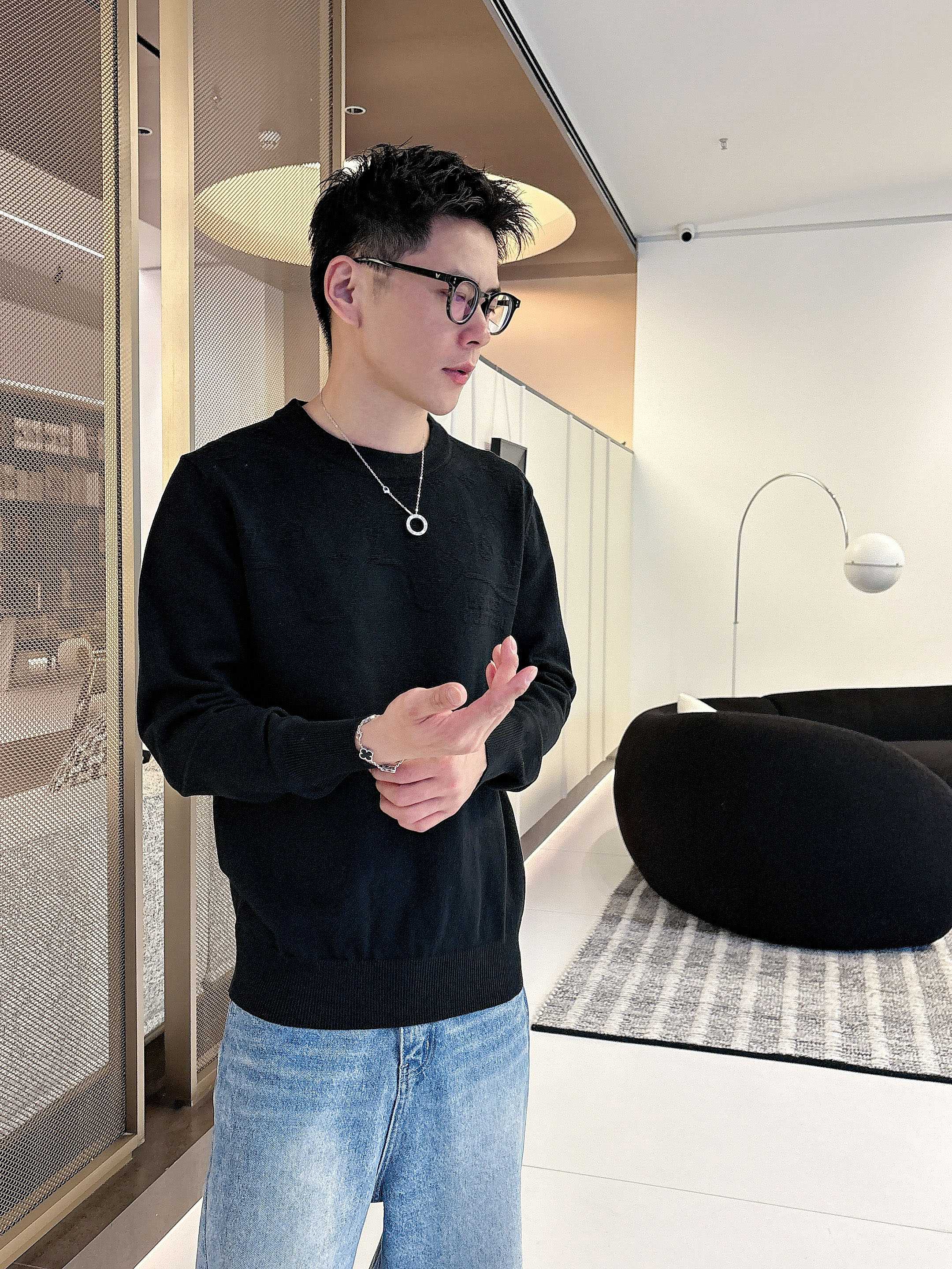 💐Lv 2025秋冬羊毛混纺圆领针织毛衣，采用进口定制纱线，上身舒适保暖，专柜同步在售。三标齐全。码数: