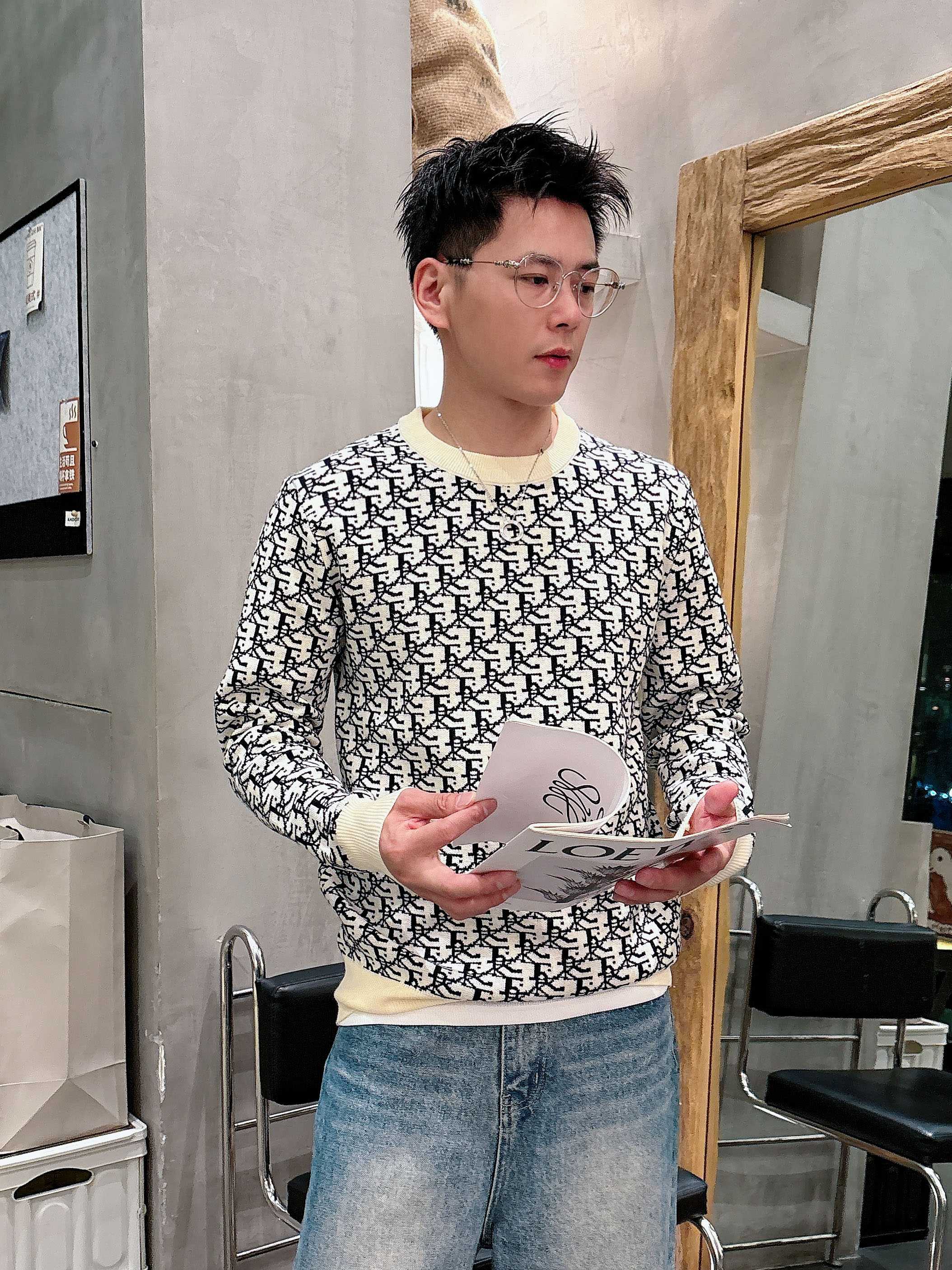 💐迪奥 2025秋冬羊毛混纺圆领针织毛衣，采用进口定制纱线，上身舒适保暖，专柜同步在售。三标齐全。码数: