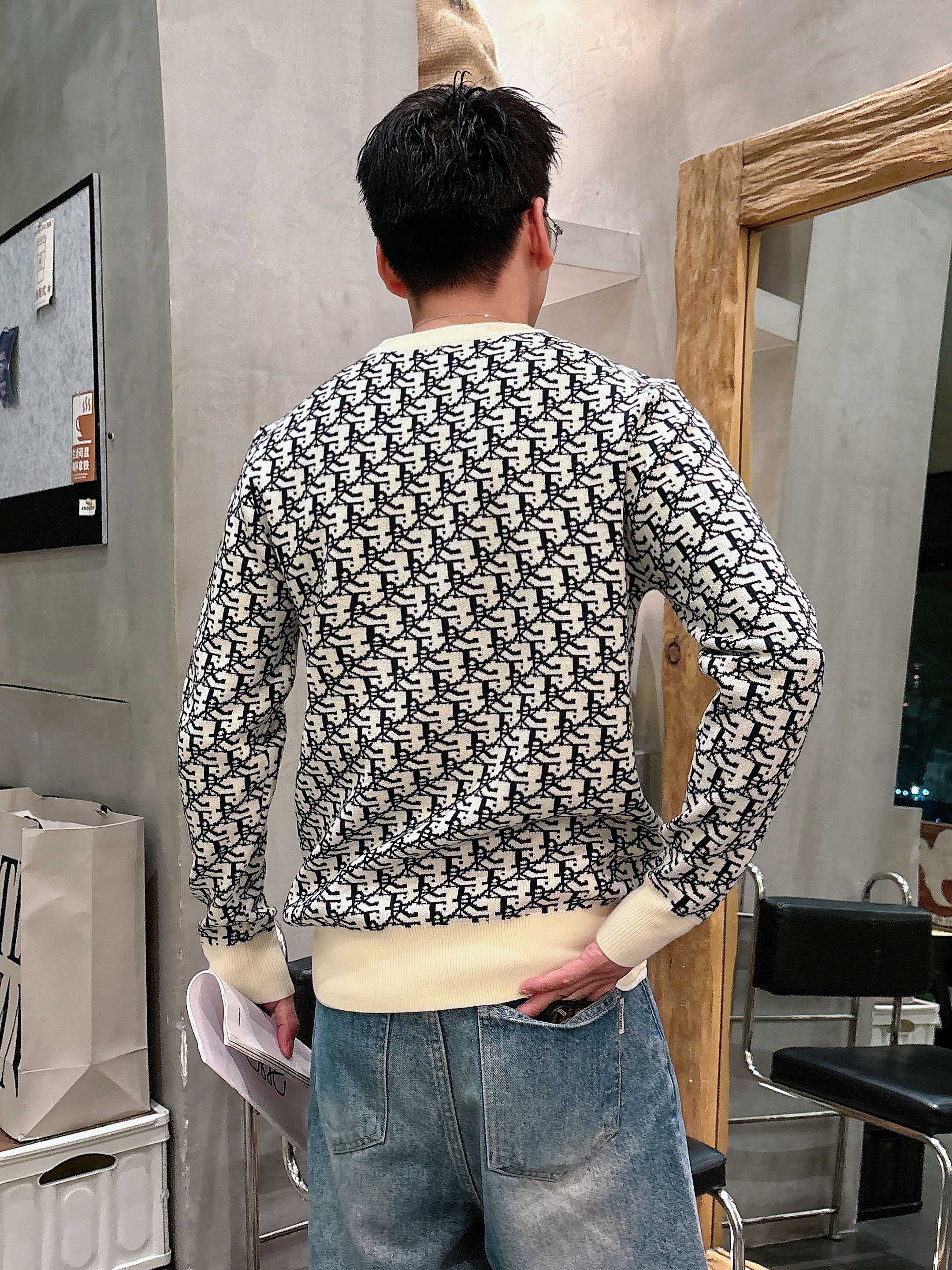 💐迪奥 2025秋冬羊毛混纺圆领针织毛衣，采用进口定制纱线，上身舒适保暖，专柜同步在售。三标齐全。码数: