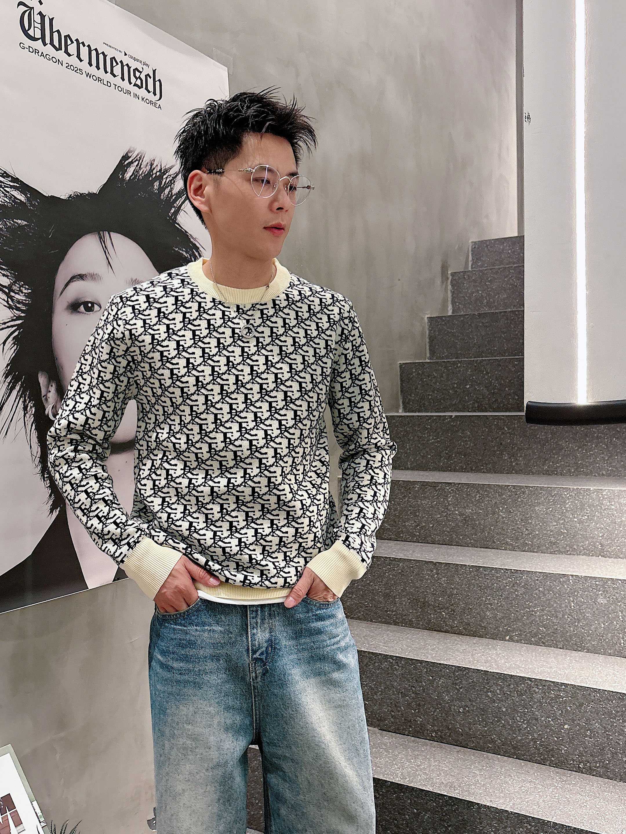 💐迪奥 2025秋冬羊毛混纺圆领针织毛衣，采用进口定制纱线，上身舒适保暖，专柜同步在售。三标齐全。码数: