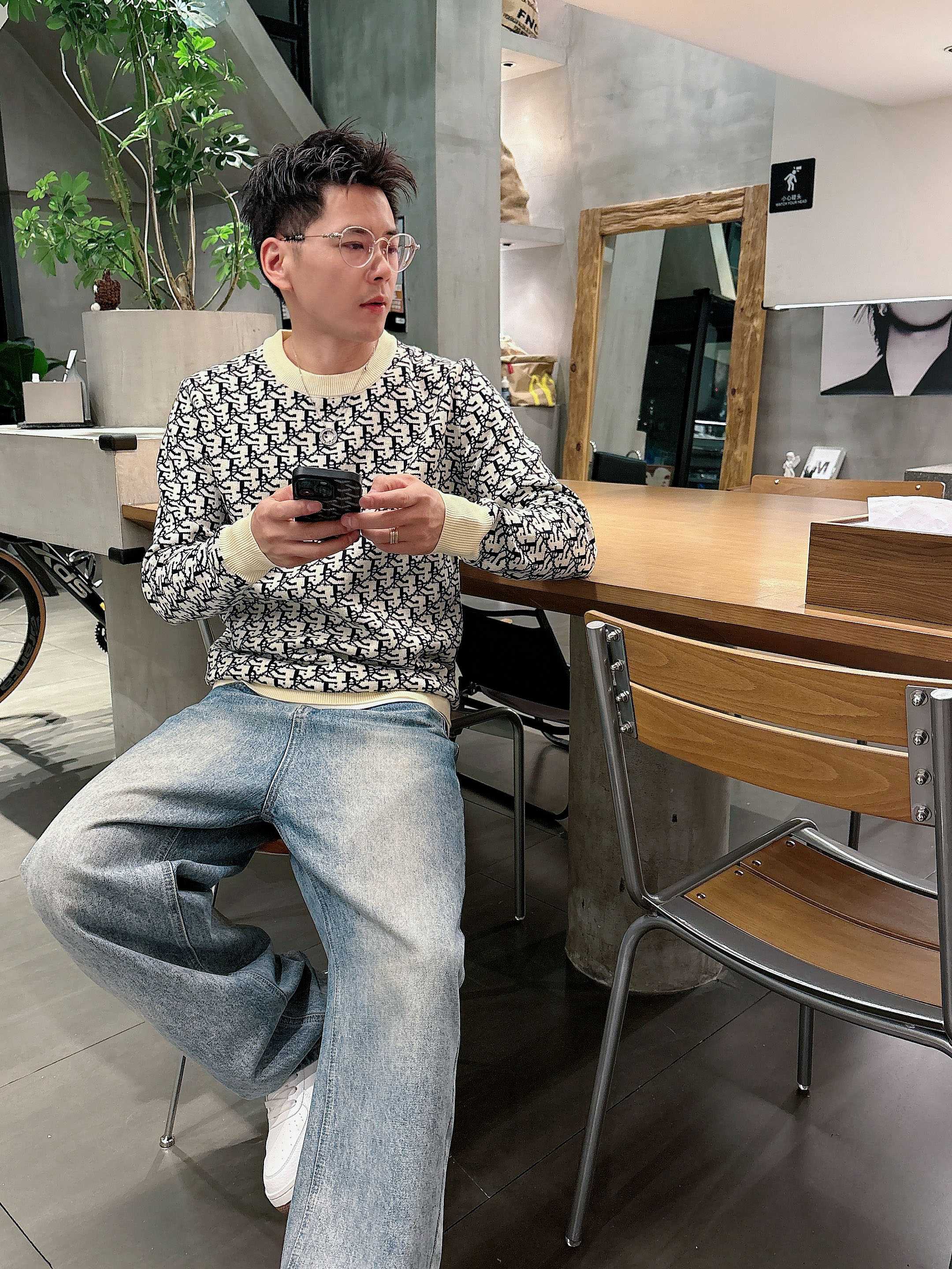 💐迪奥 2025秋冬羊毛混纺圆领针织毛衣，采用进口定制纱线，上身舒适保暖，专柜同步在售。三标齐全。码数: