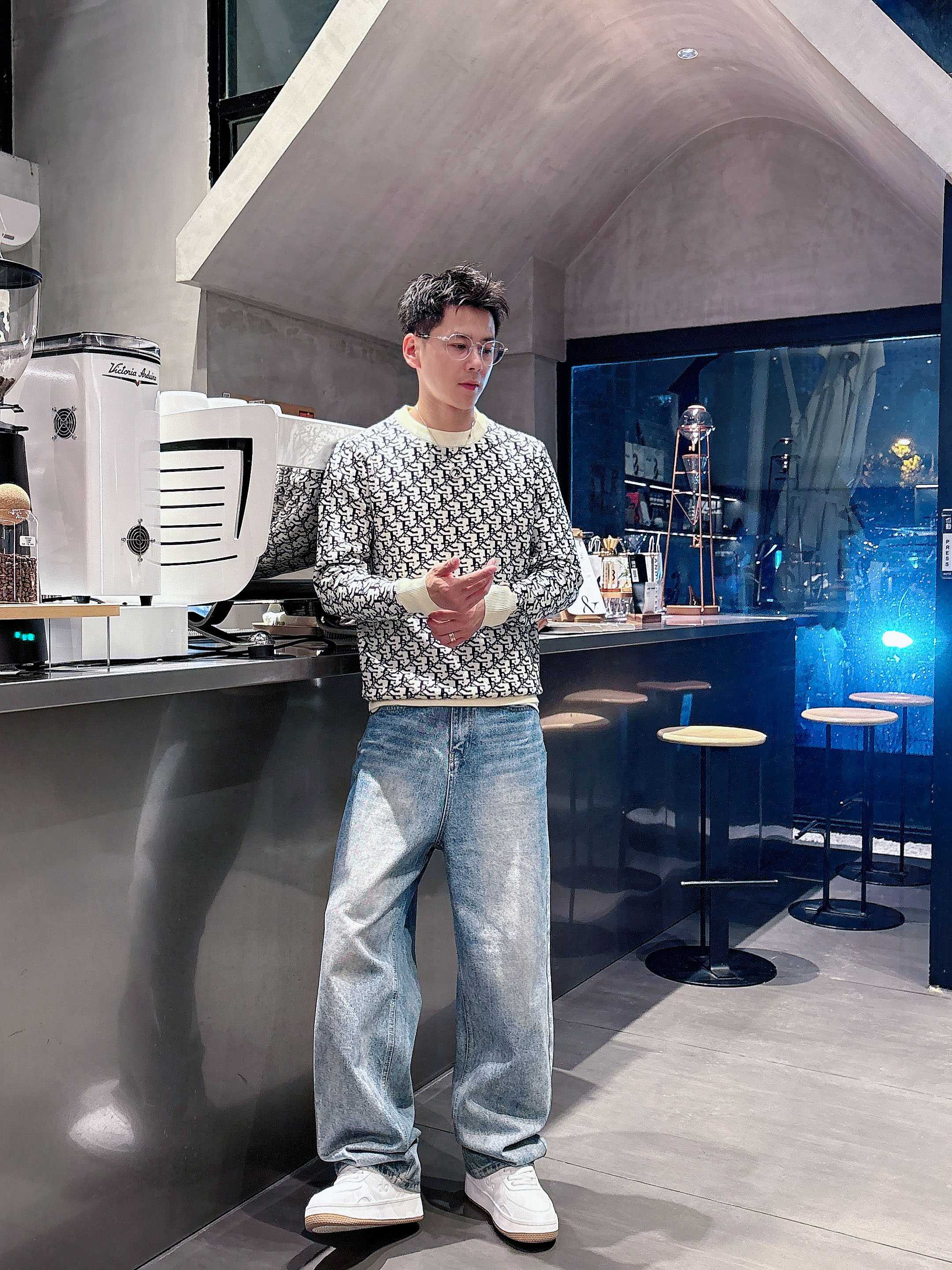 💐迪奥 2025秋冬羊毛混纺圆领针织毛衣，采用进口定制纱线，上身舒适保暖，专柜同步在售。三标齐全。码数: