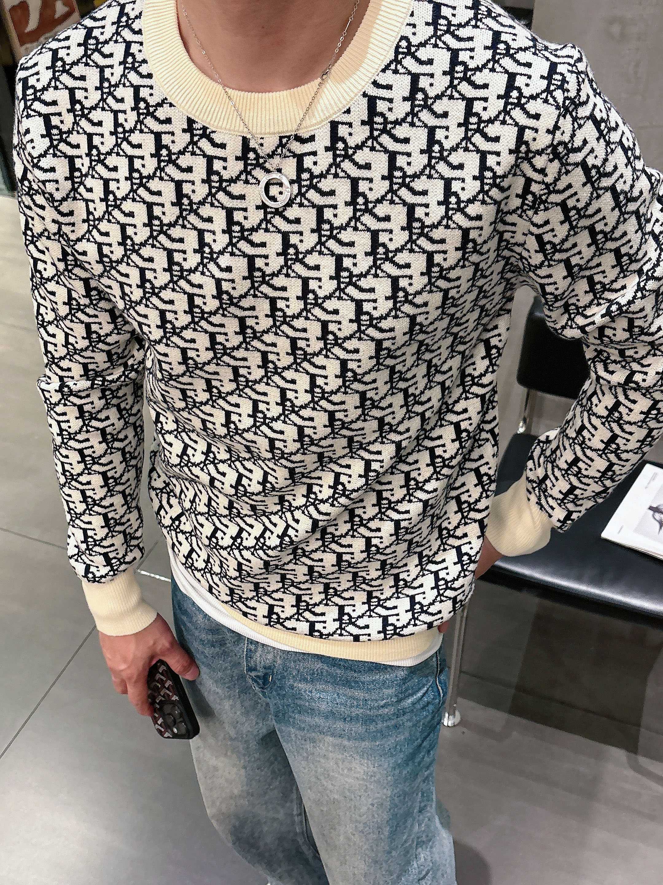 💐迪奥 2025秋冬羊毛混纺圆领针织毛衣，采用进口定制纱线，上身舒适保暖，专柜同步在售。三标齐全。码数: