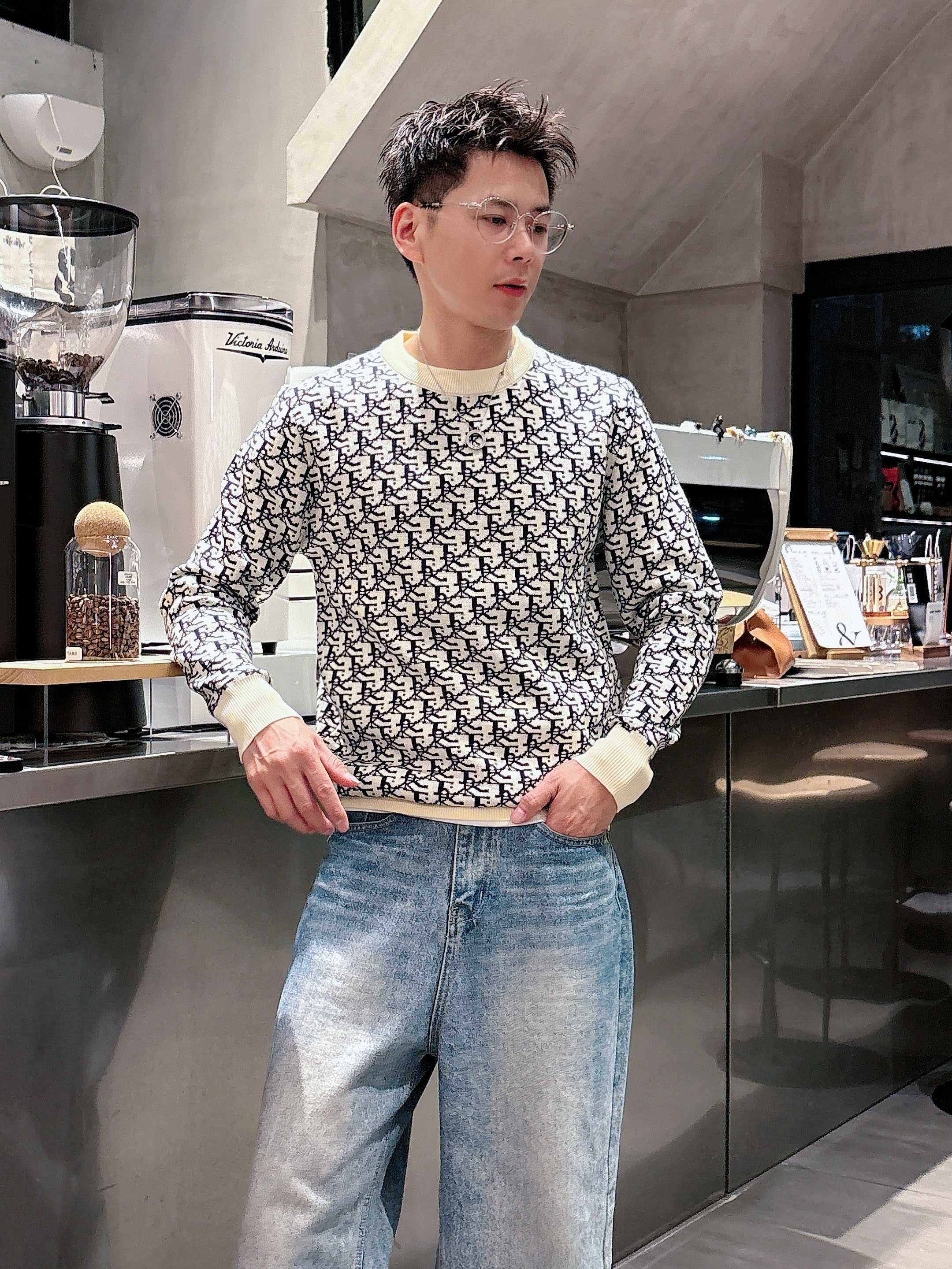 💐迪奥 2025秋冬羊毛混纺圆领针织毛衣，采用进口定制纱线，上身舒适保暖，专柜同步在售。三标齐全。码数: