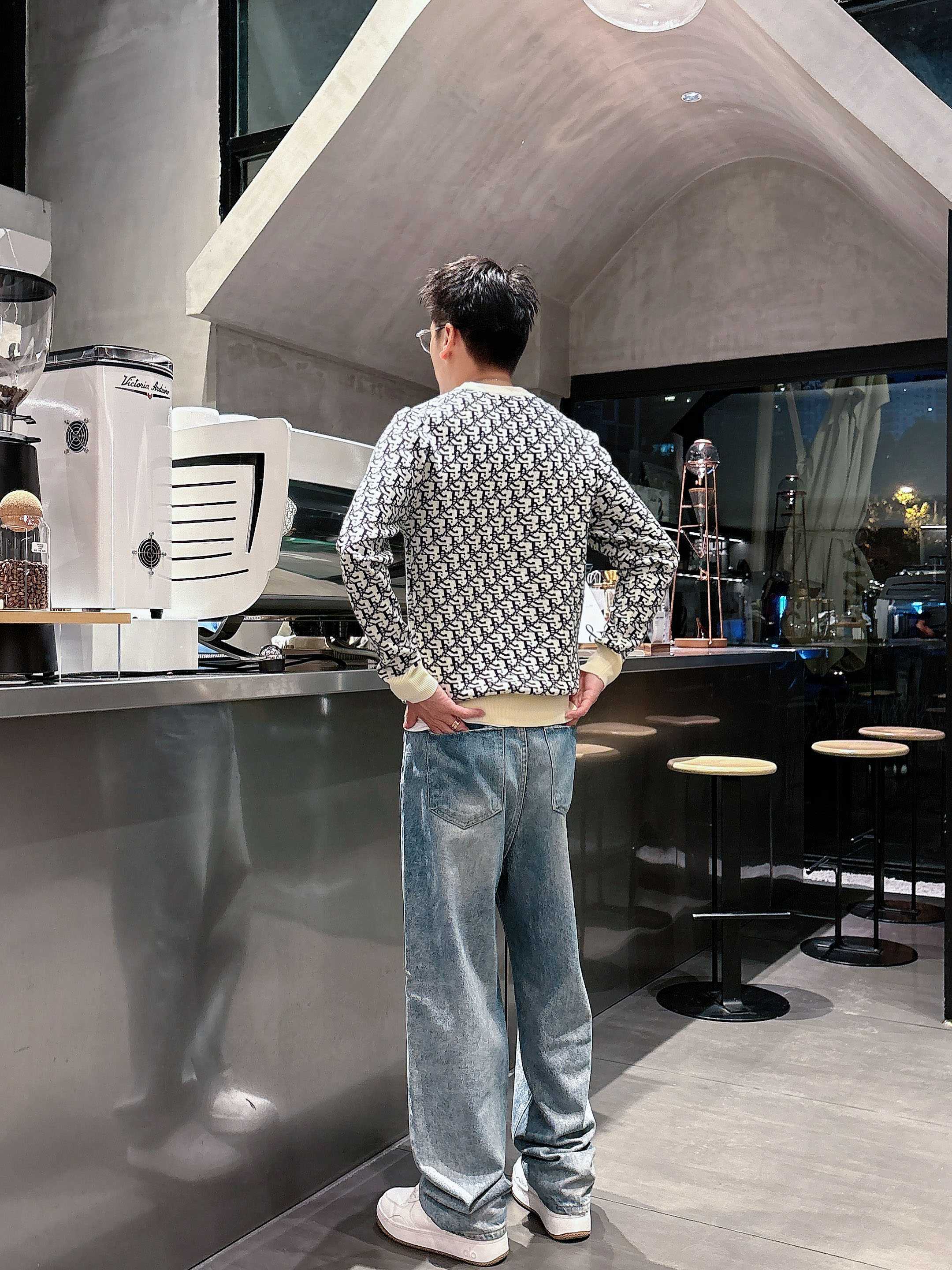 💐迪奥 2025秋冬羊毛混纺圆领针织毛衣，采用进口定制纱线，上身舒适保暖，专柜同步在售。三标齐全。码数: